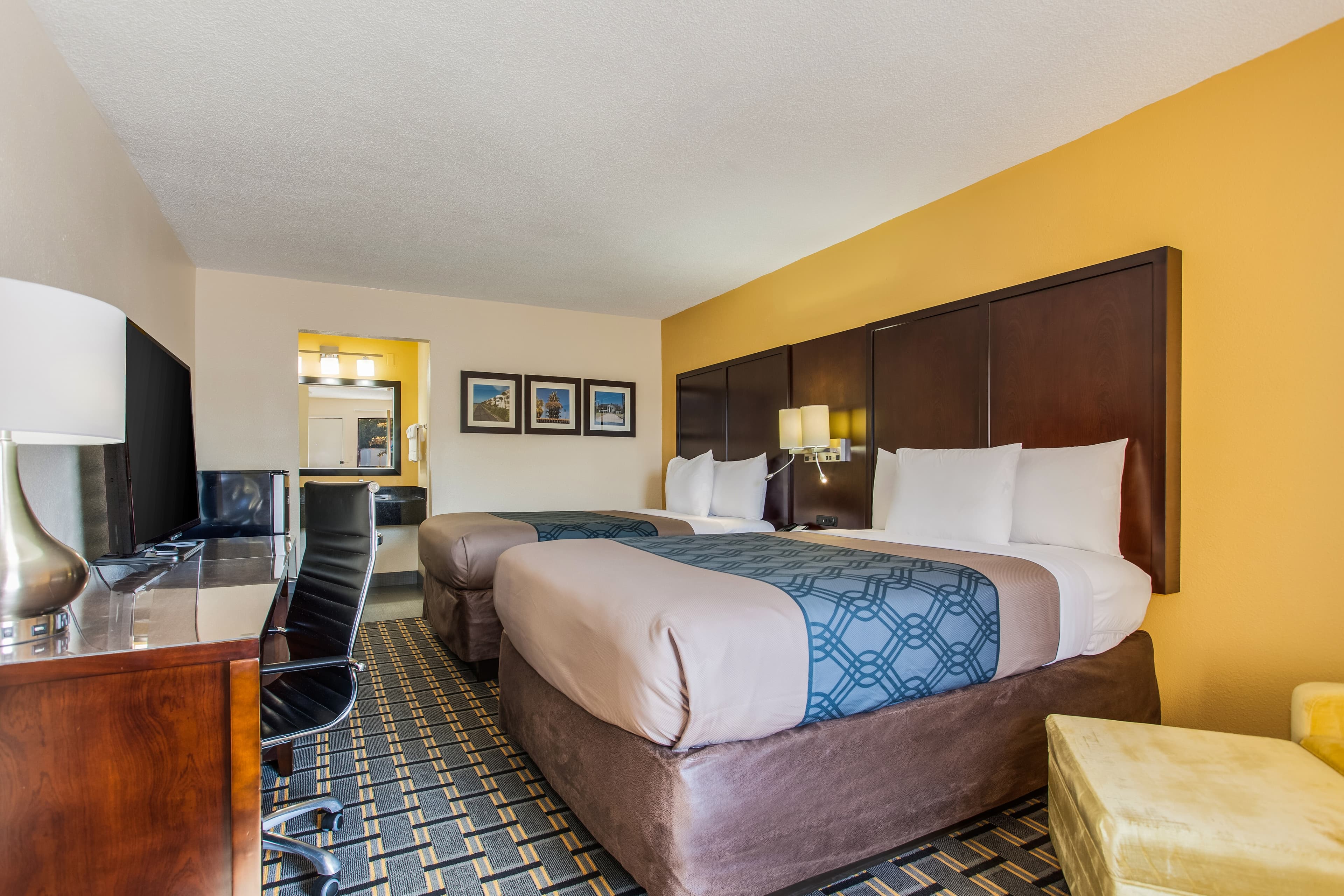 Econo Lodge Coliseum - Image 4