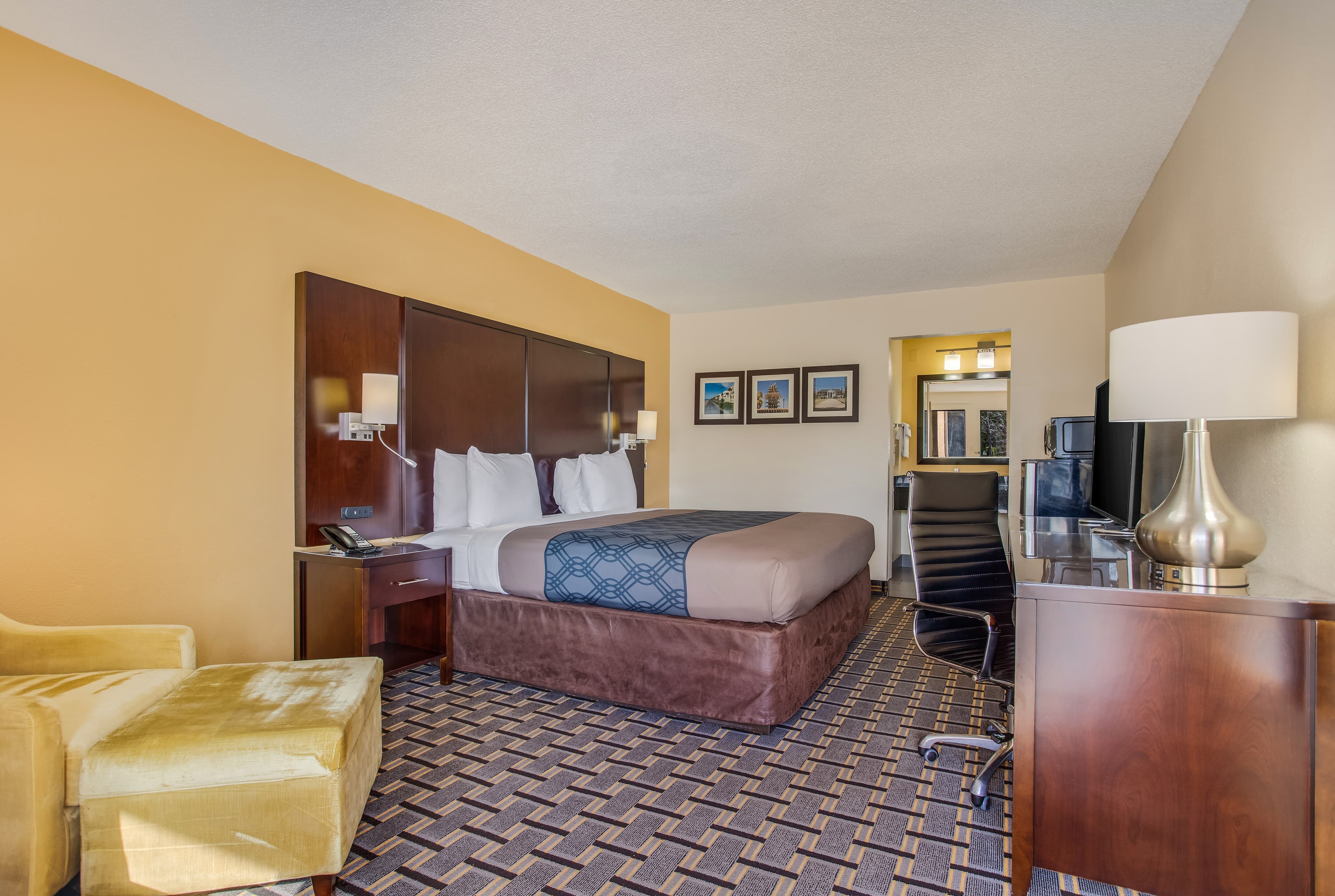 Econo Lodge Coliseum — 8