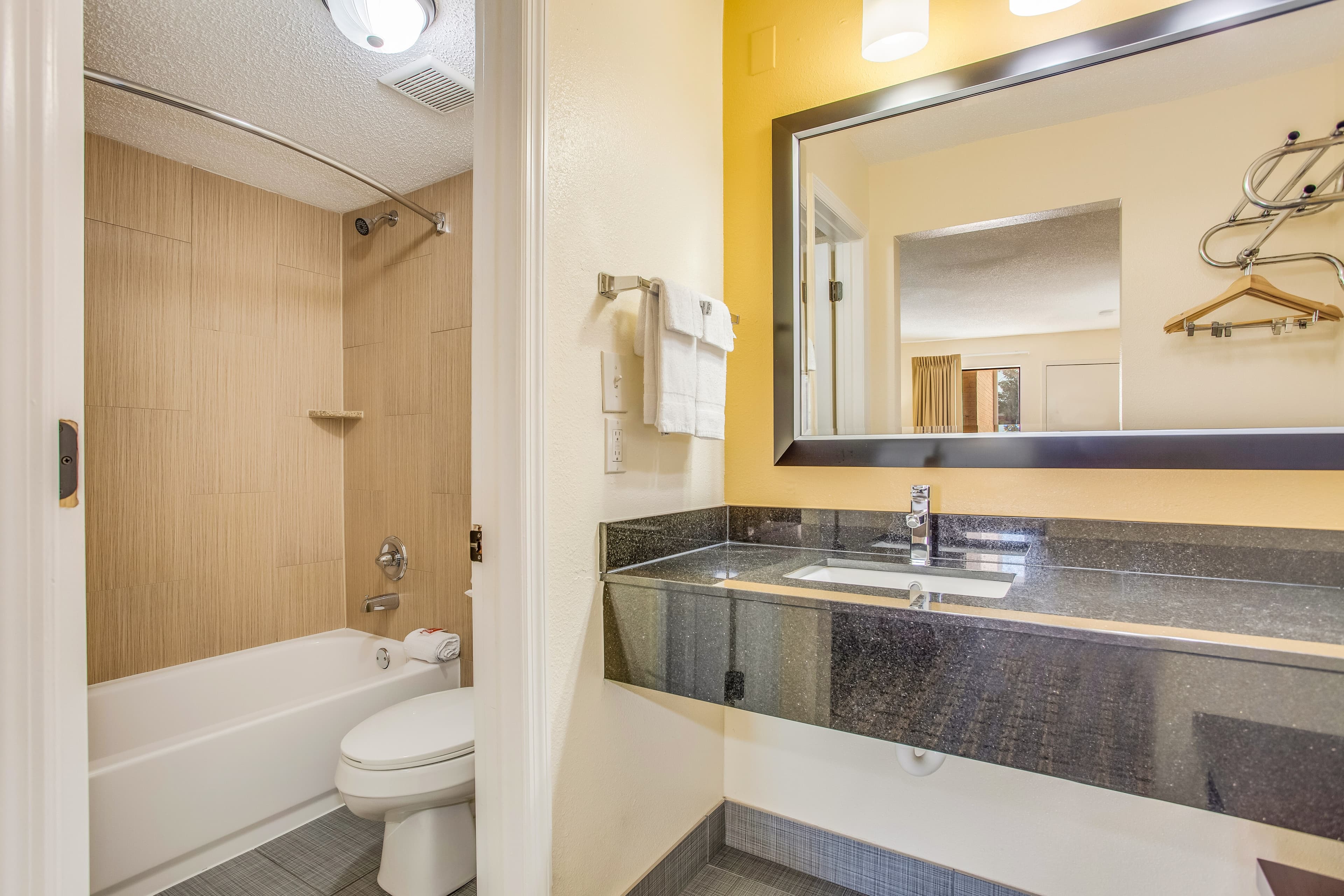 Econo Lodge Coliseum - Image 2
