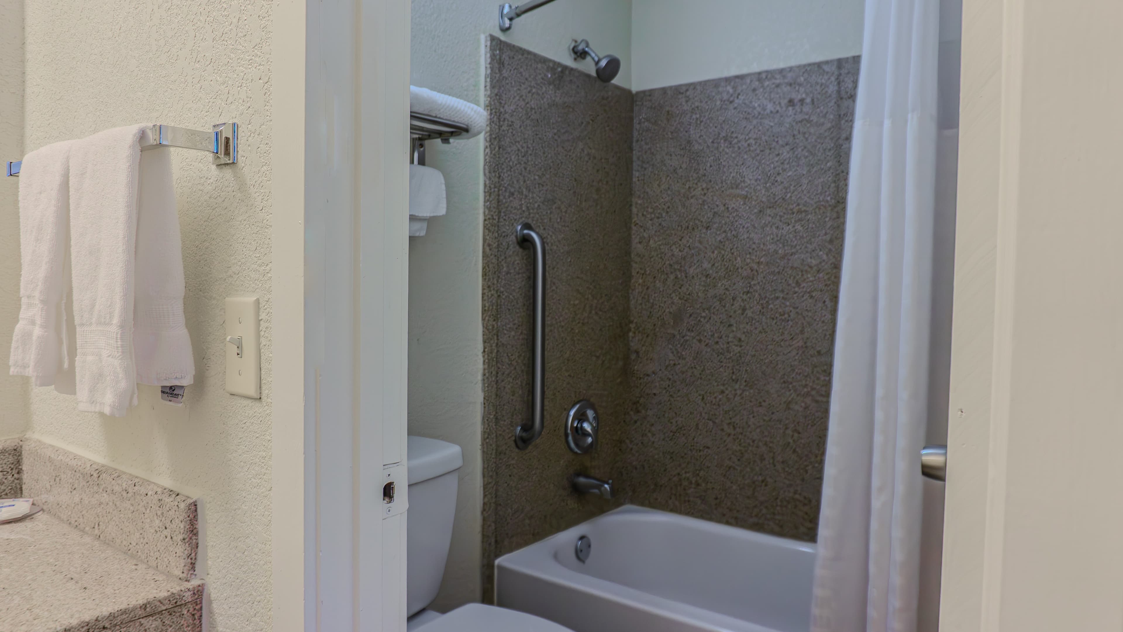 Rodeway Inn & Suites Fort Jackson - Image 5