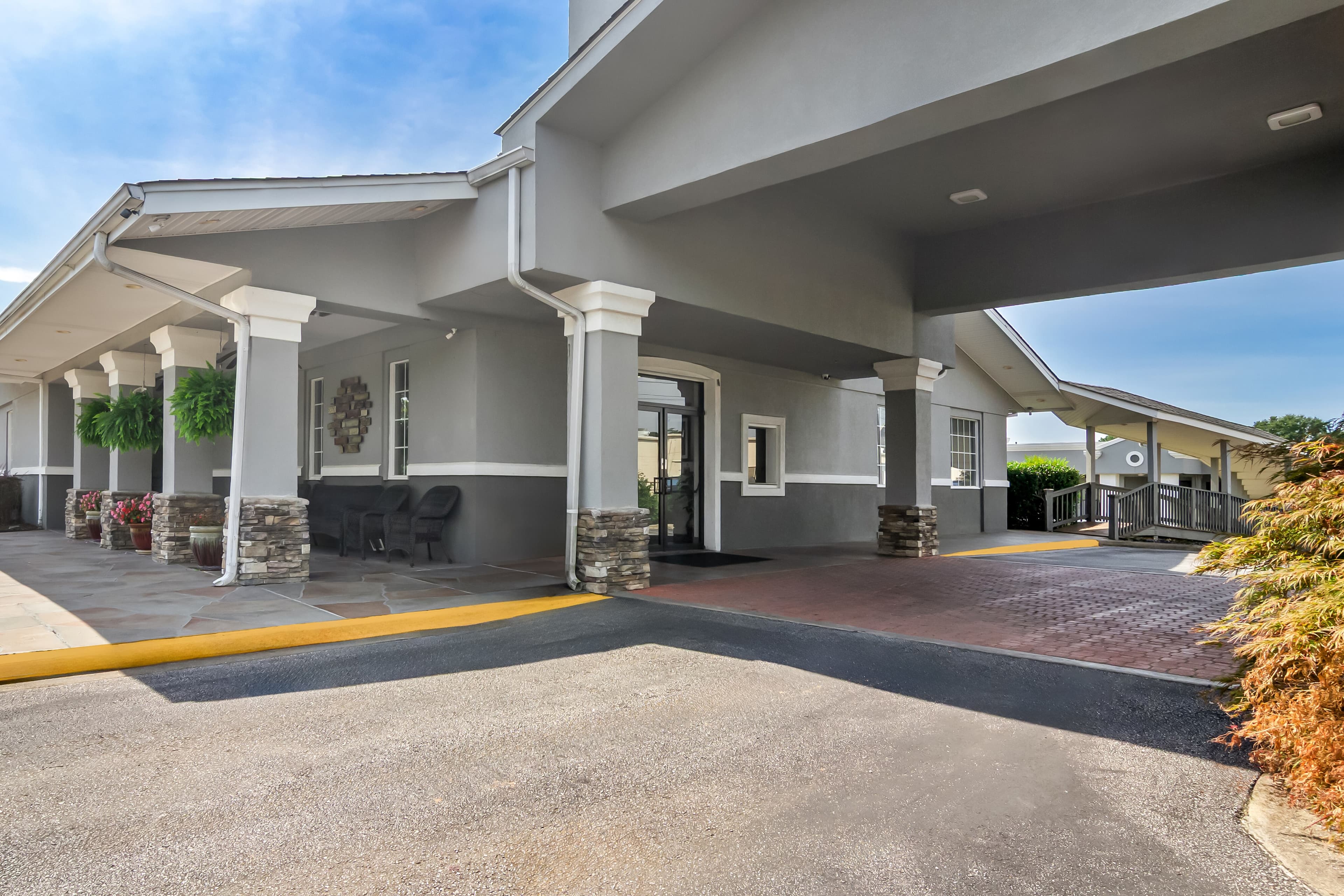 Quality Inn & Suites Greenville - Haywood Mall - Image 1