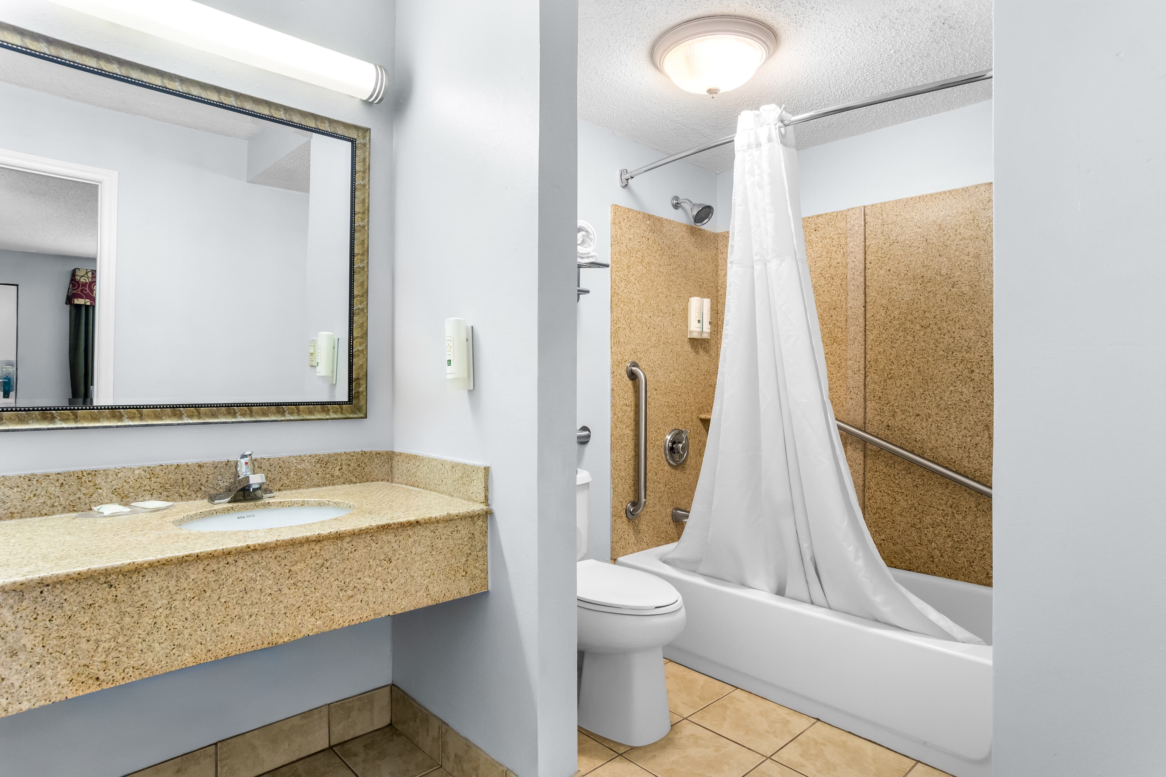 Quality Inn & Suites Greenville - Haywood Mall - Image 4