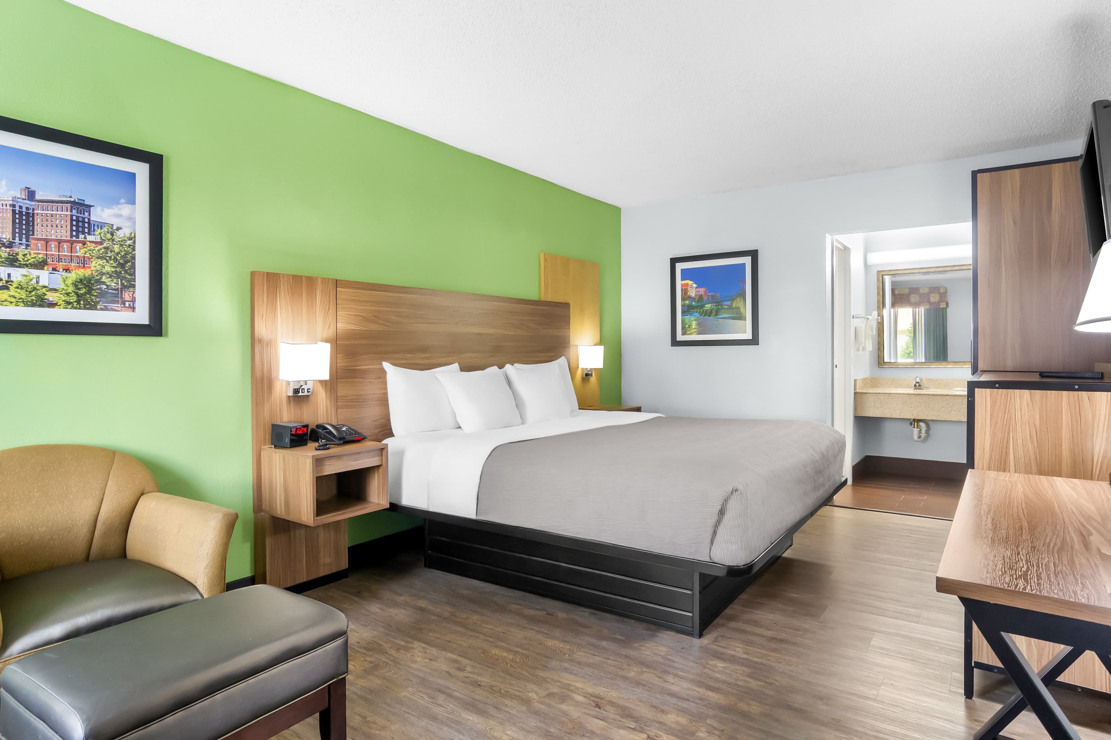 Quality Inn & Suites Greenville - Haywood Mall - Image 5