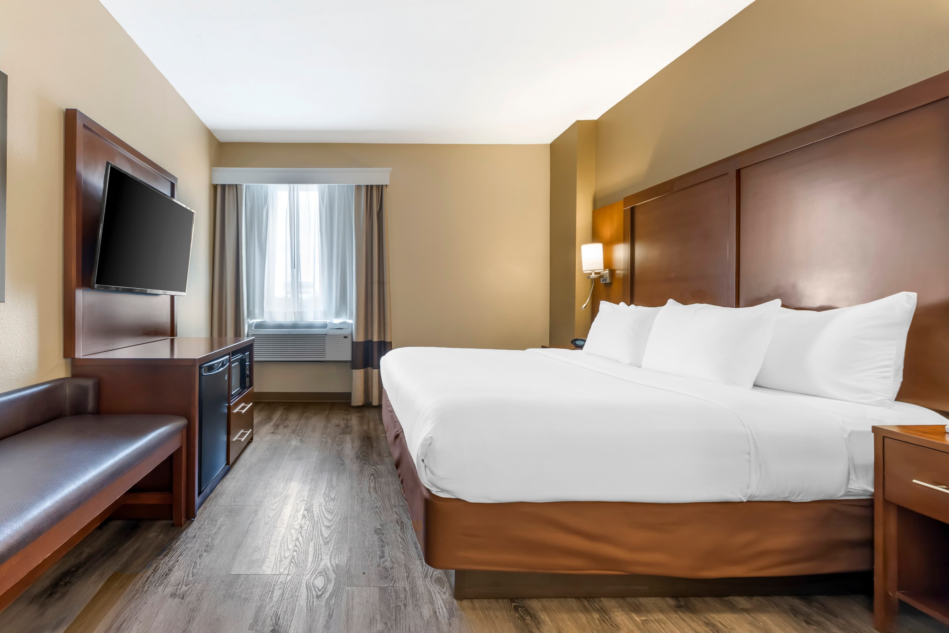 Comfort Suites At the University - Image 4