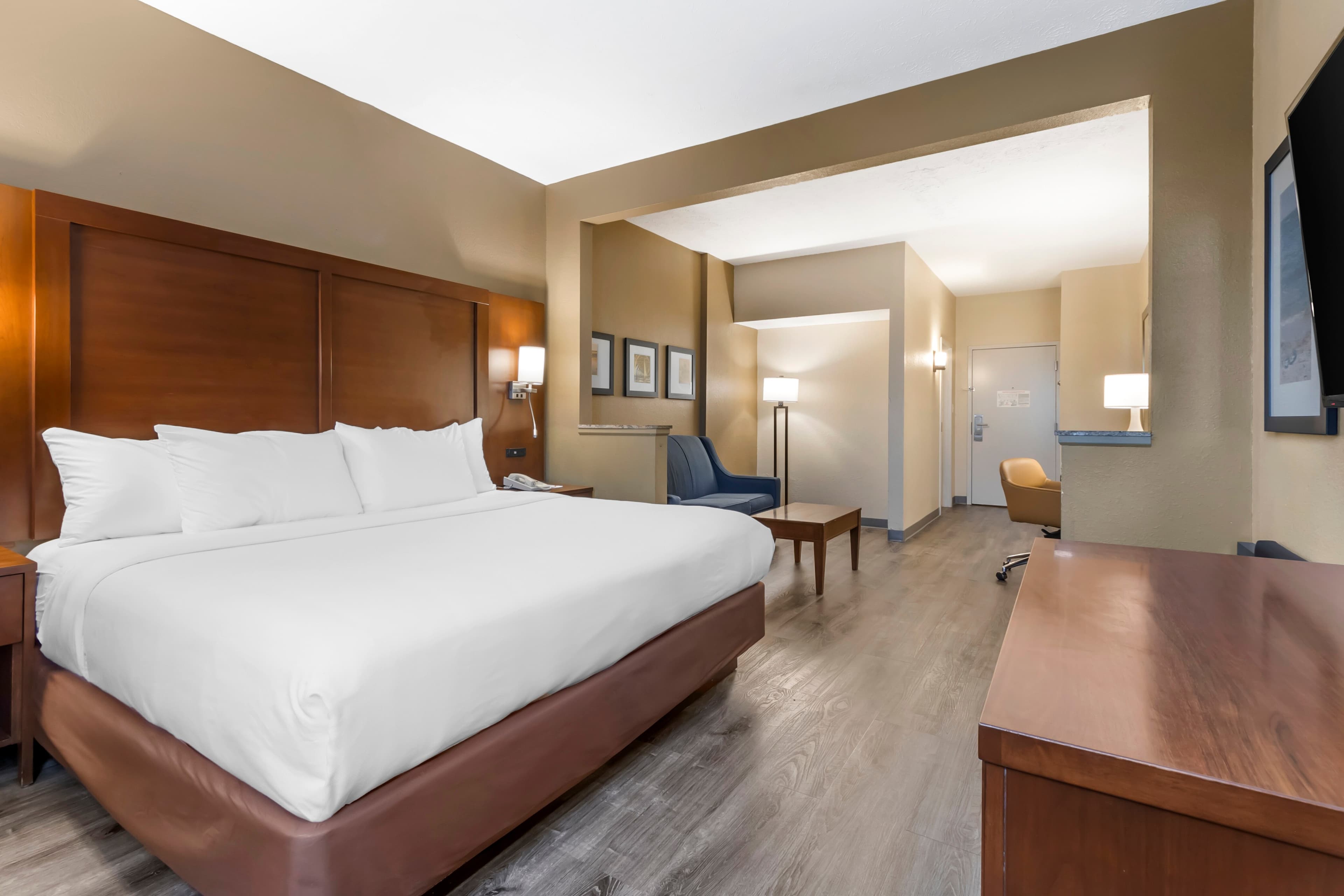 Comfort Suites At the University - Image 5