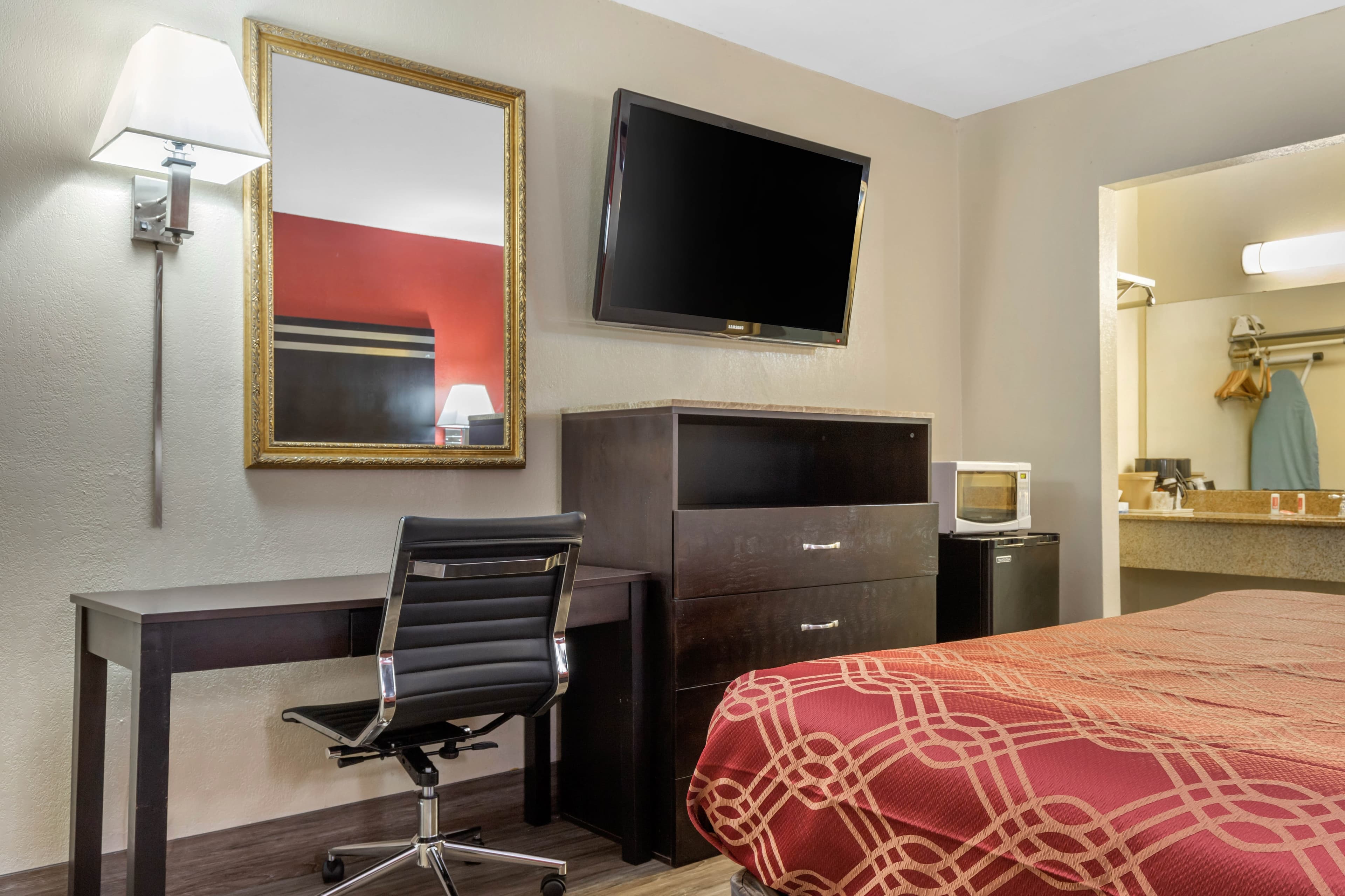 Econo Lodge Columbia Fort Jackson — 13