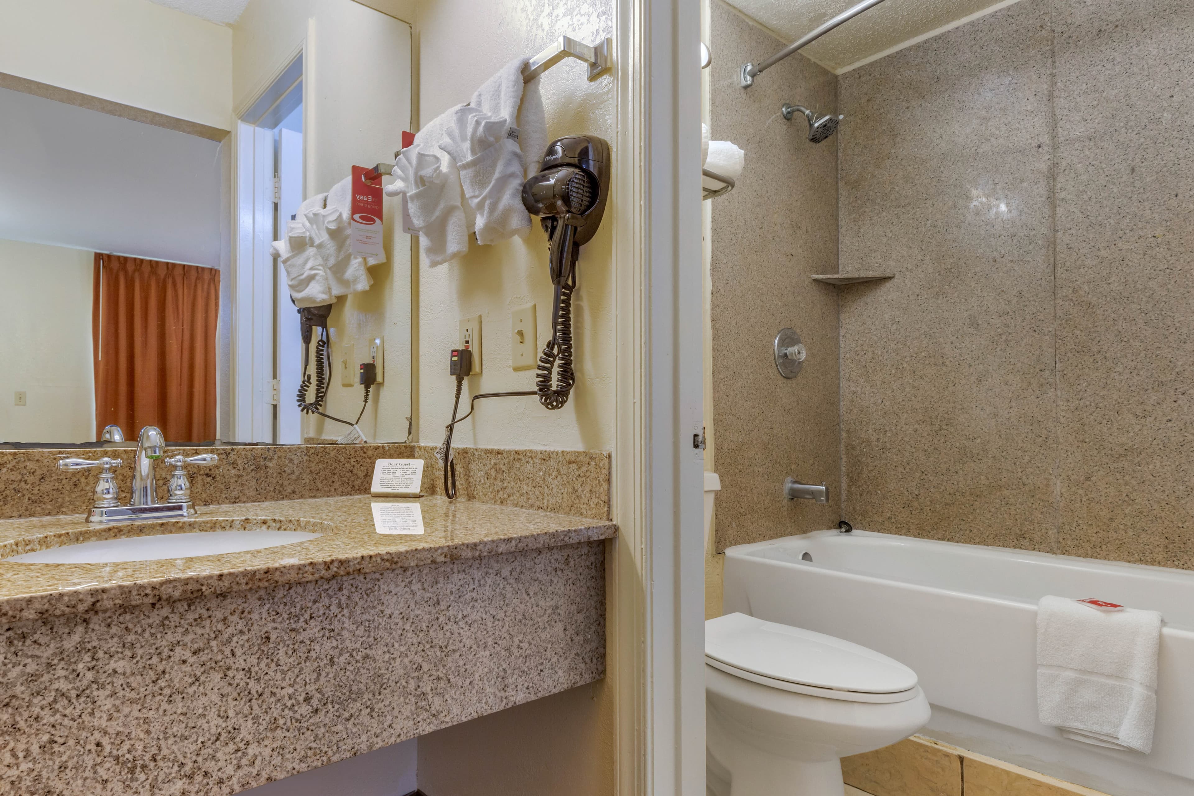 Econo Lodge Columbia Fort Jackson — 16
