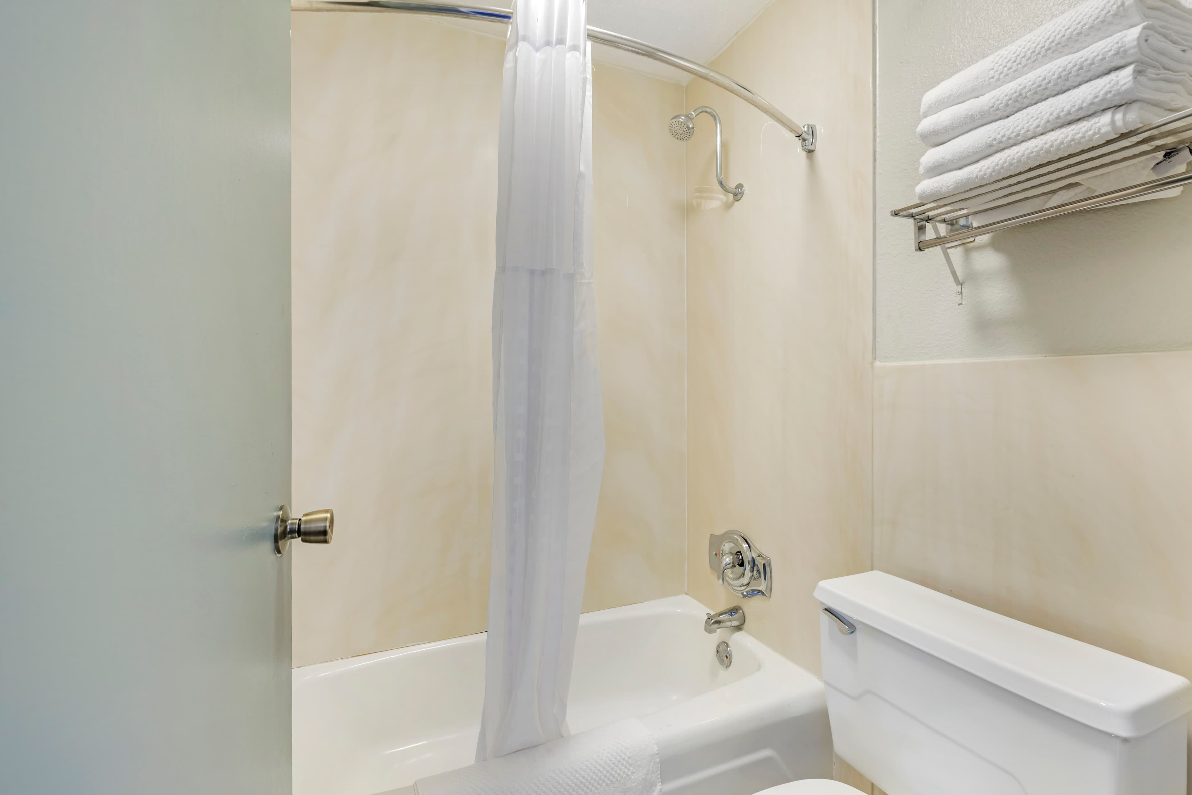 Quality Inn & Suites Santee I-95 - Image 5