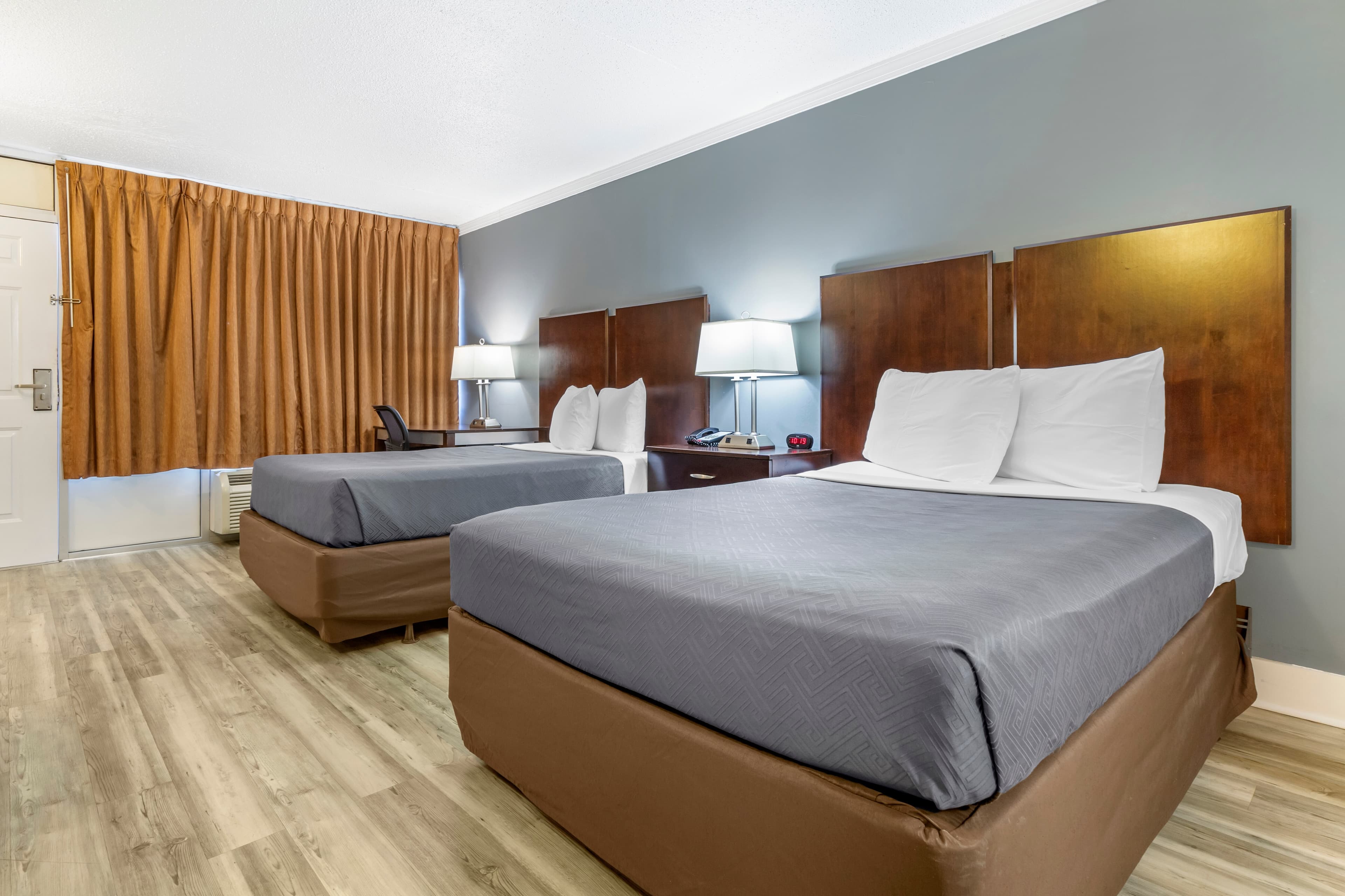 Econo Lodge Conway Central — 9