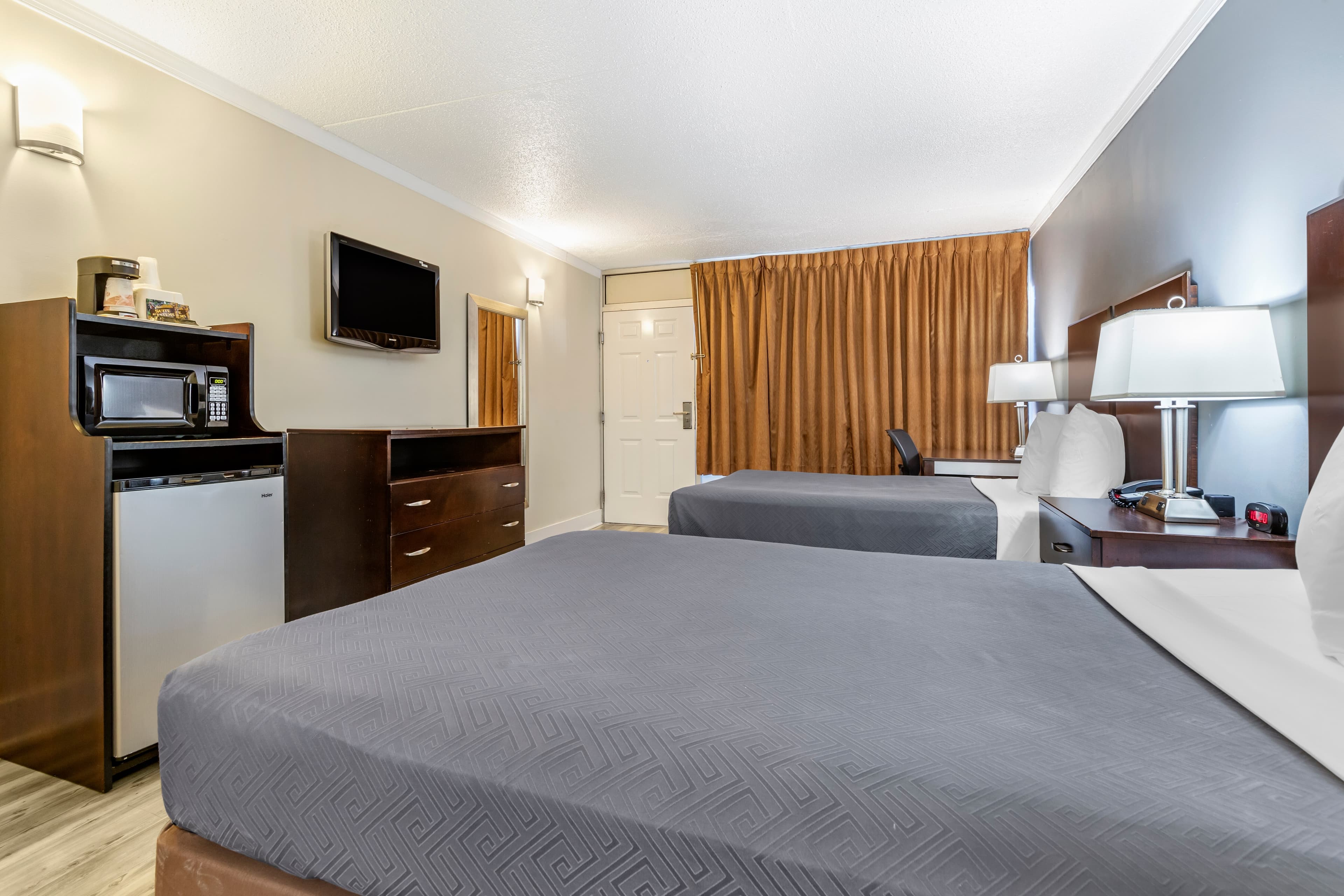 Econo Lodge Conway Central — 10