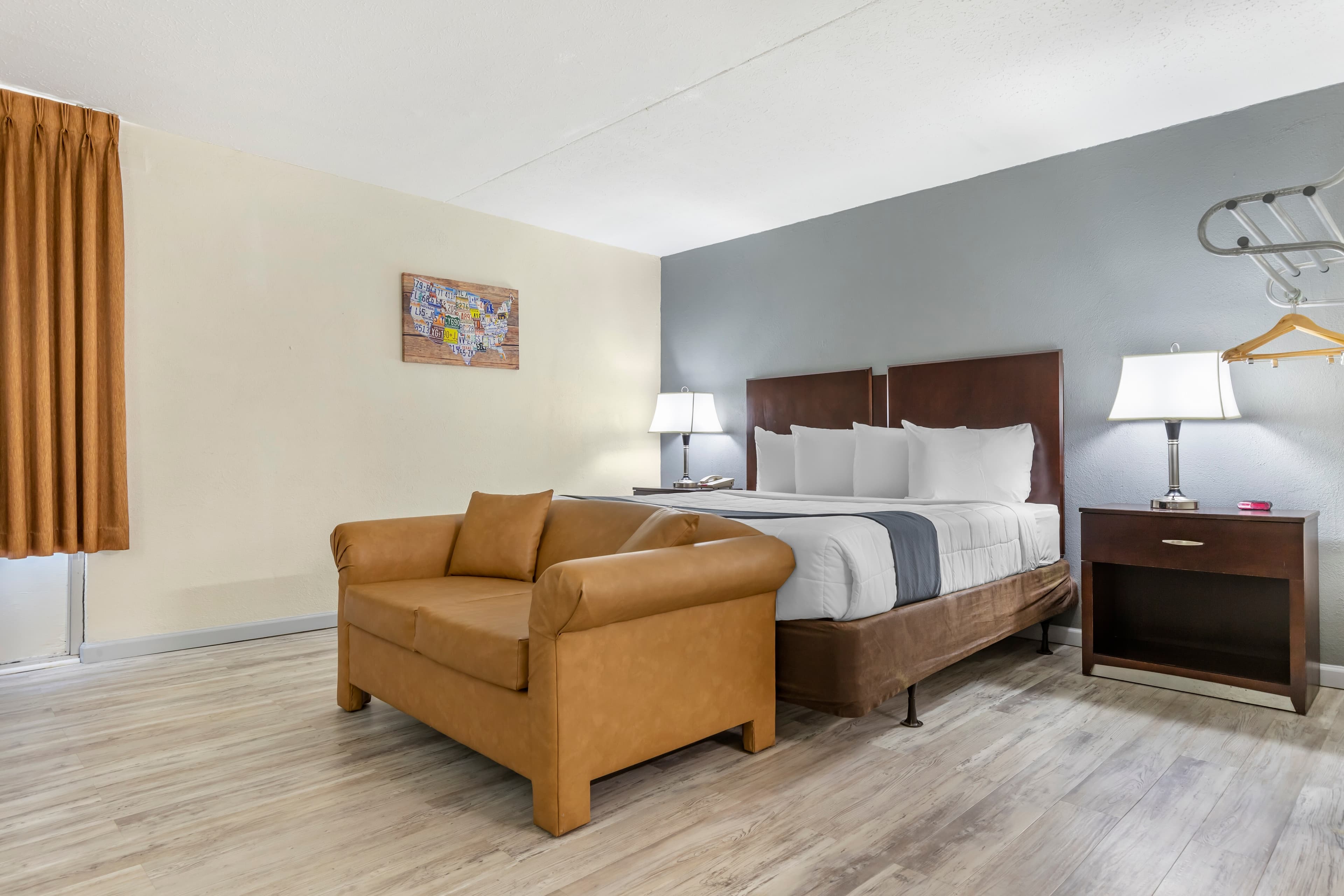 Econo Lodge Conway Central — 12