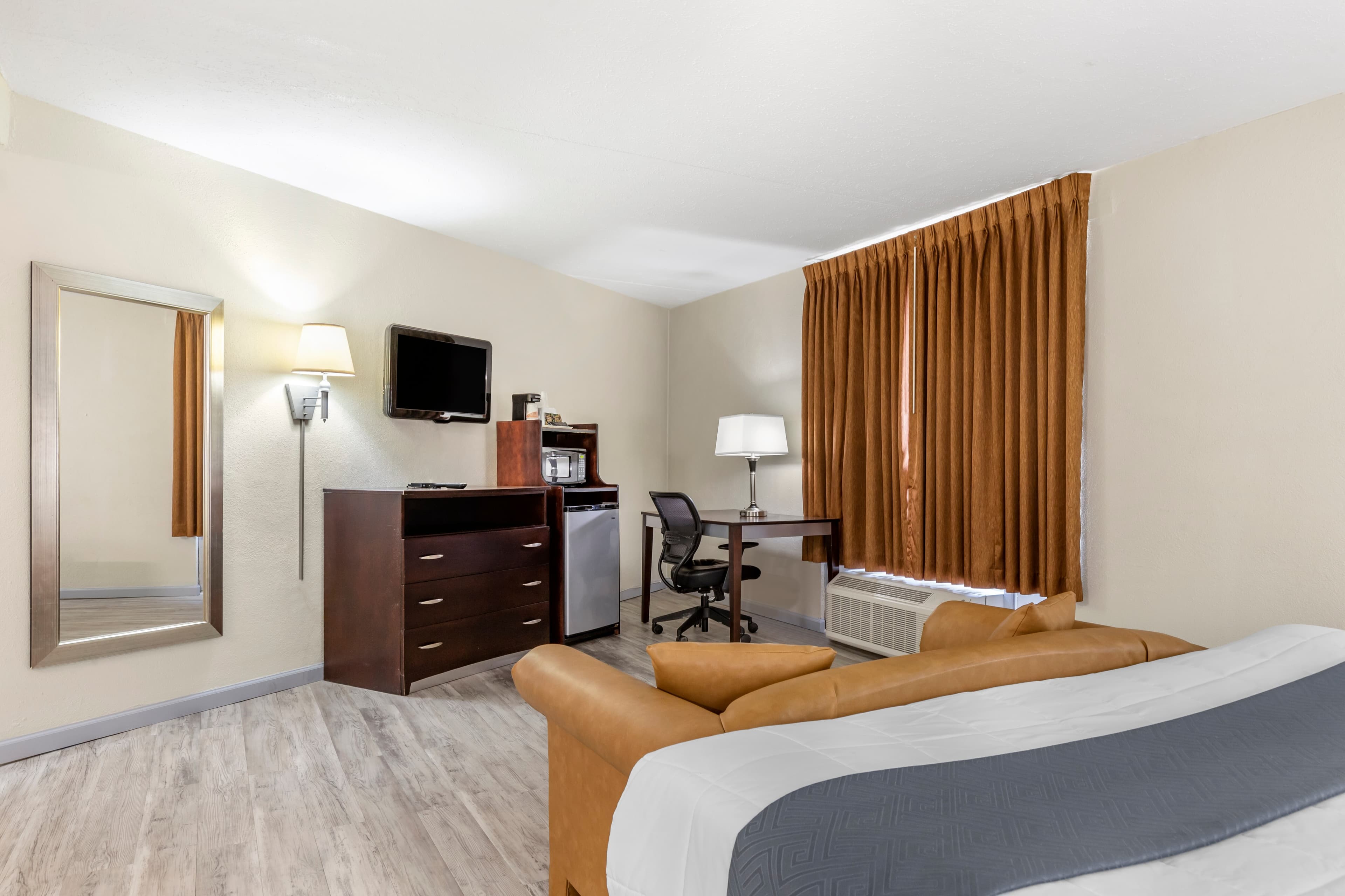 Econo Lodge Conway Central — 13