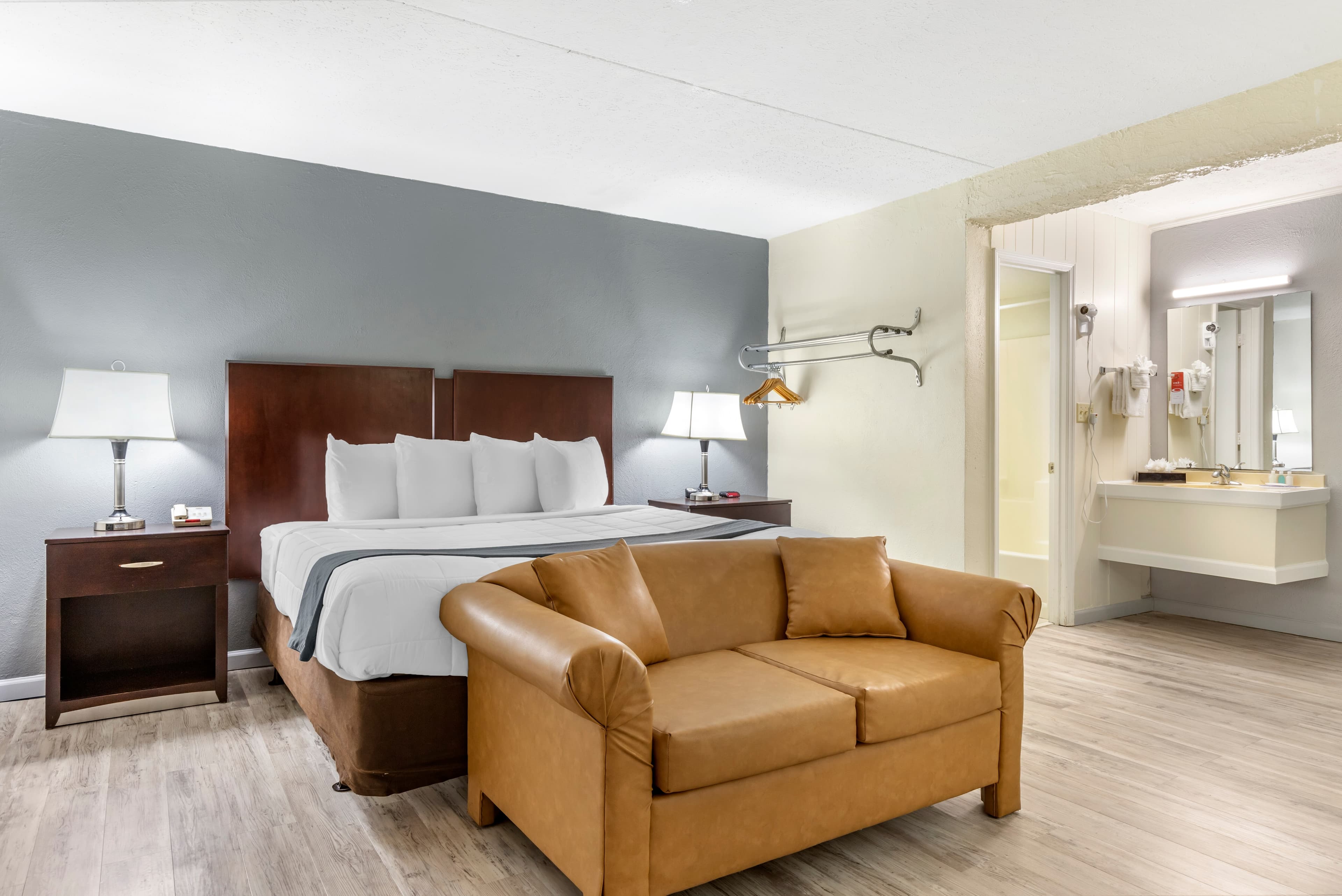 Econo Lodge Conway Central — 14