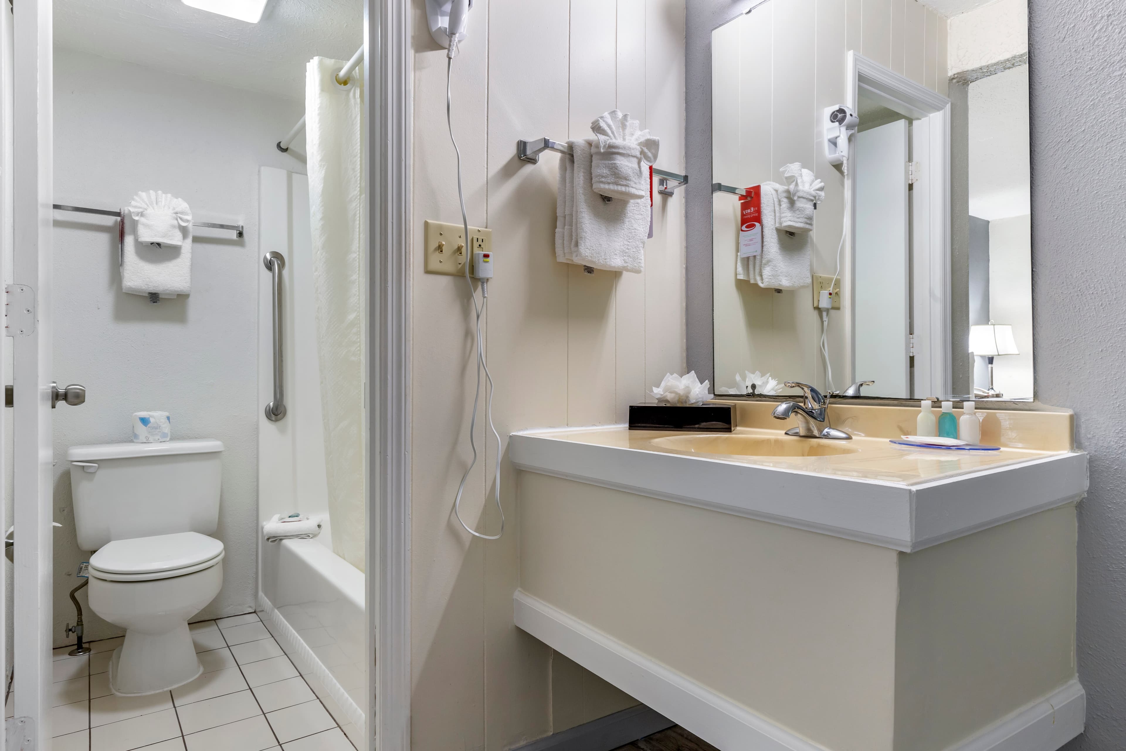 Econo Lodge Conway Central — 15