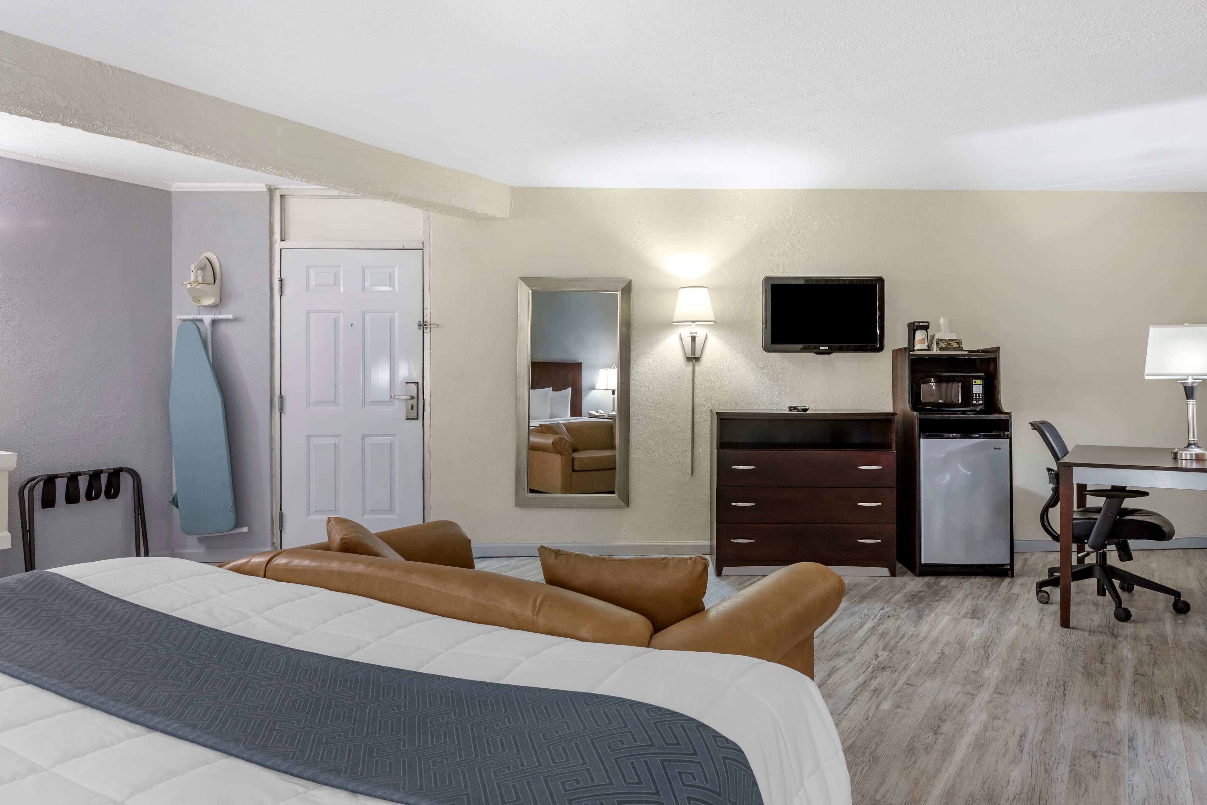 Econo Lodge Conway Central — 16