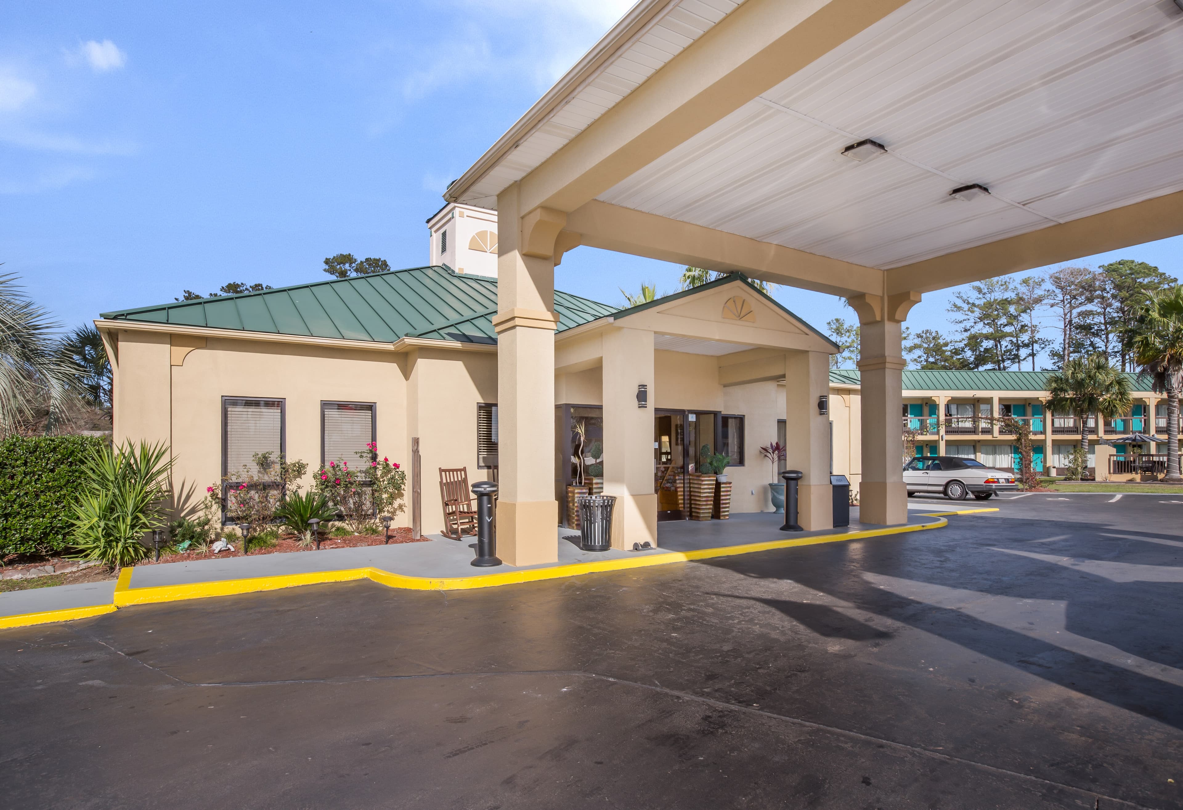 Econo Lodge Inn & Suites Hardeeville-I-95 - Image 1