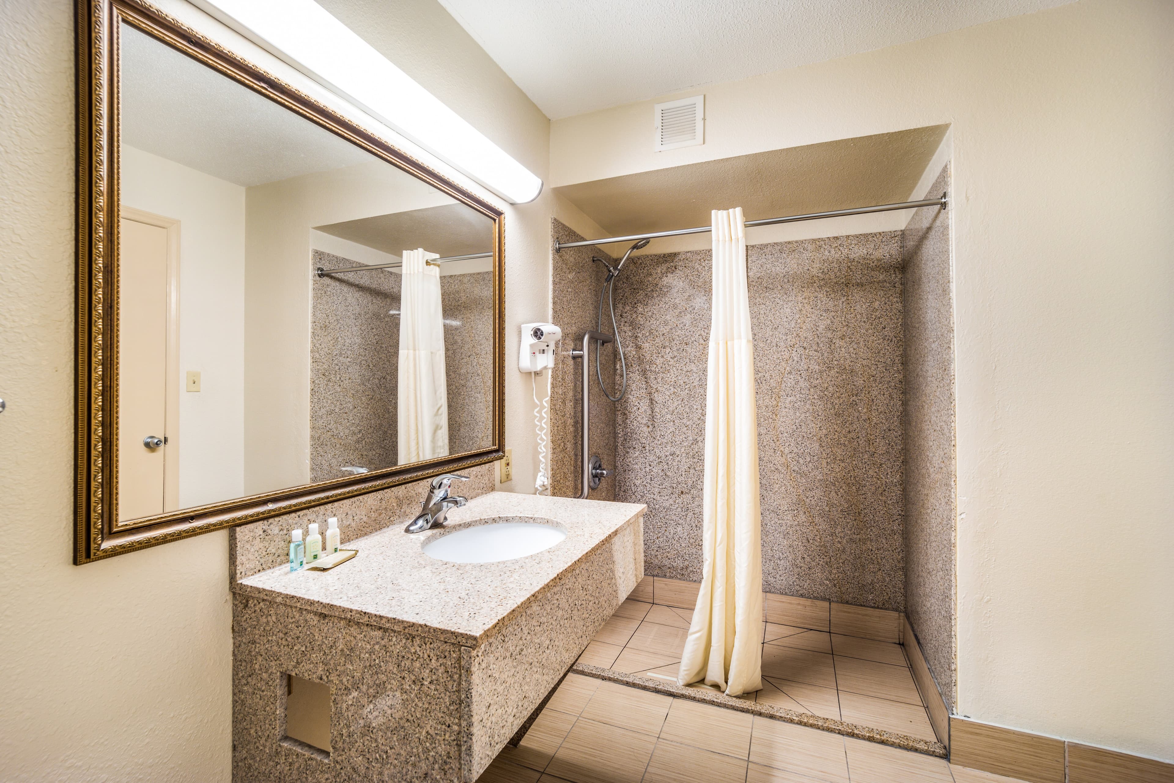 Quality Inn Columbia Airport — 6