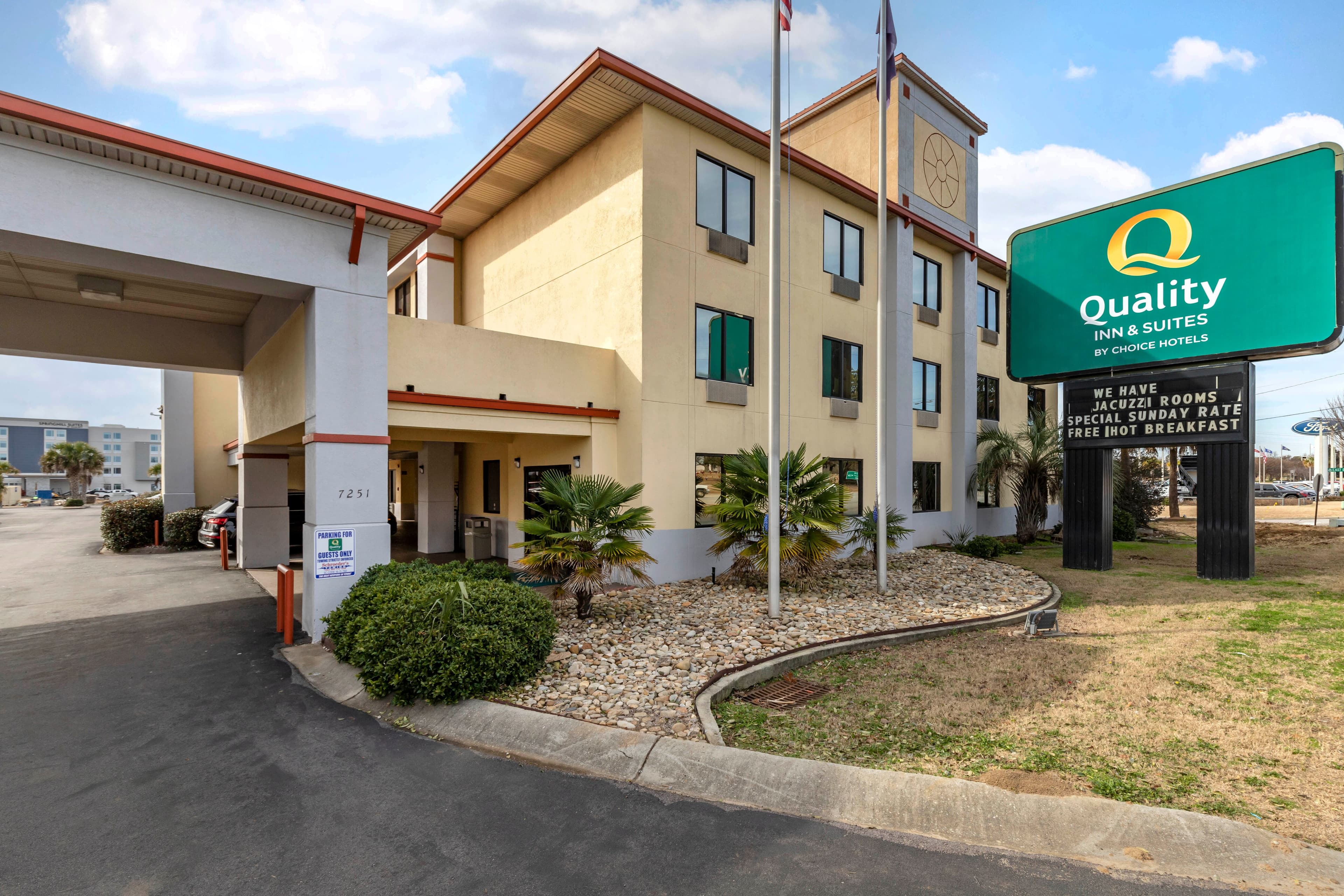 Quality Inn & Suites Ft. Jackson Maingate - Image 1