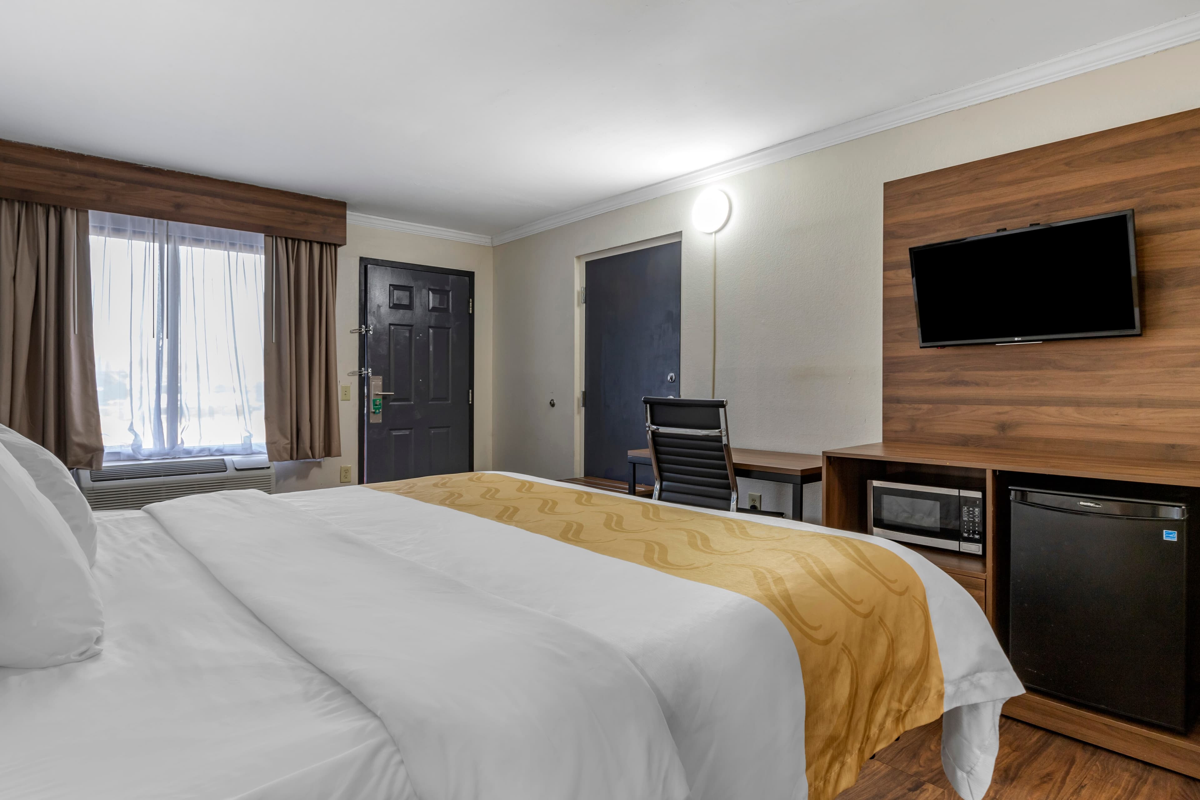 Quality Inn & Suites Ft. Jackson Maingate - Image 4
