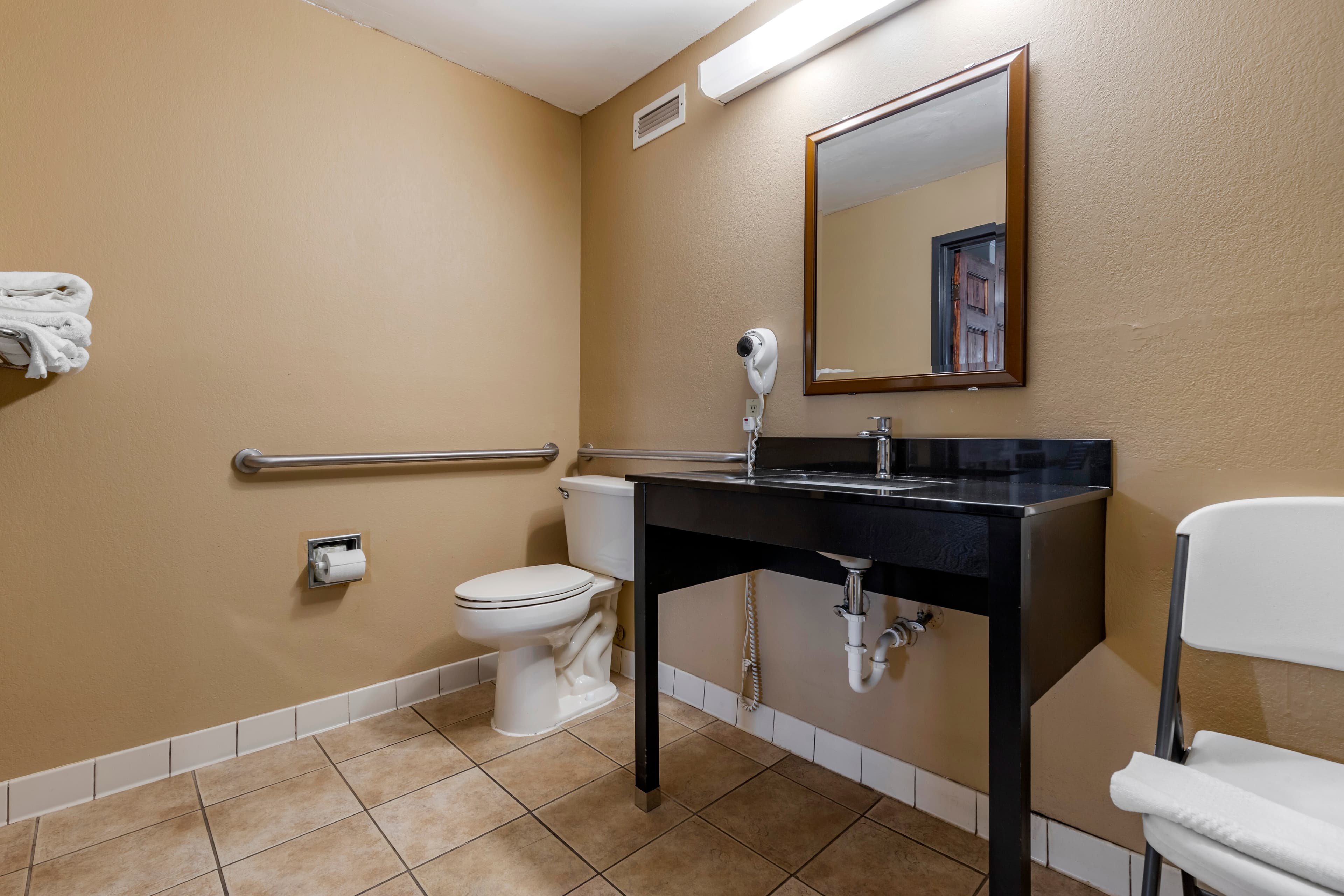 Quality Inn & Suites Ft. Jackson Maingate - Image 5