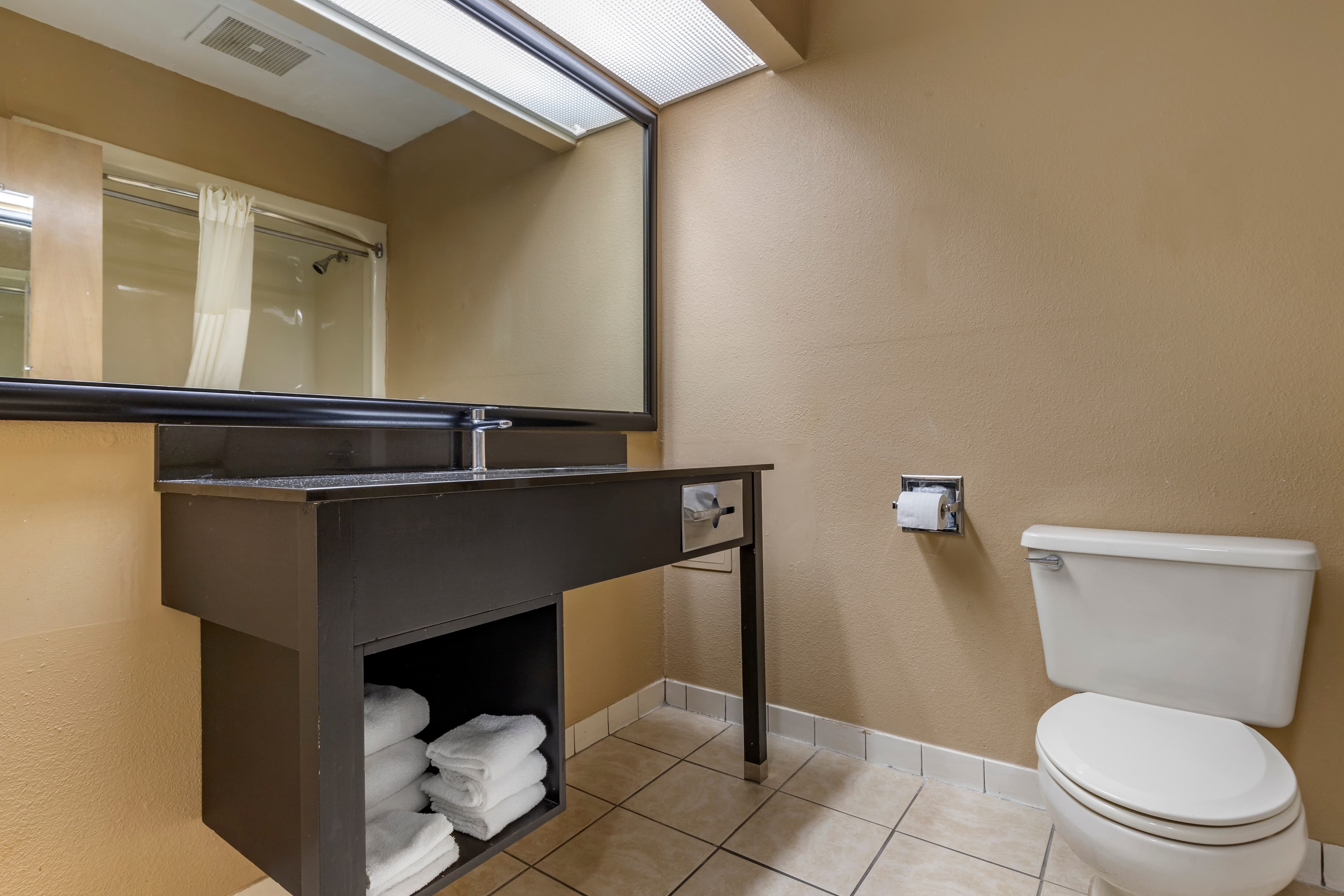 Quality Inn & Suites Ft. Jackson Maingate — 9