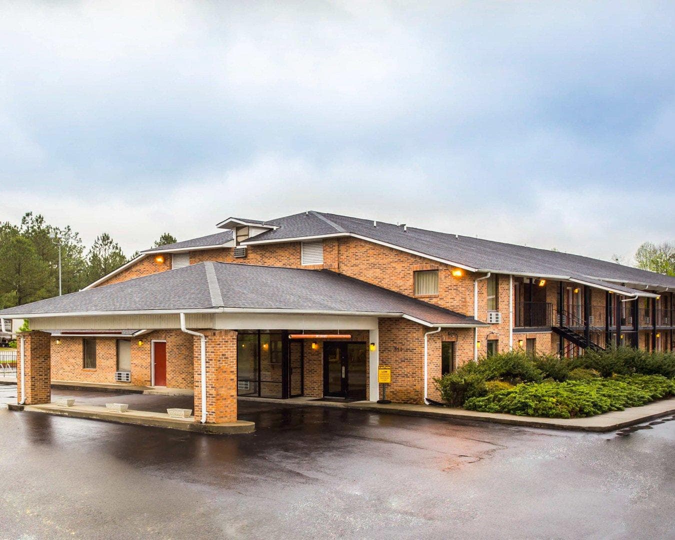 Econo Lodge Inn & Suites Lugoff - Image 1