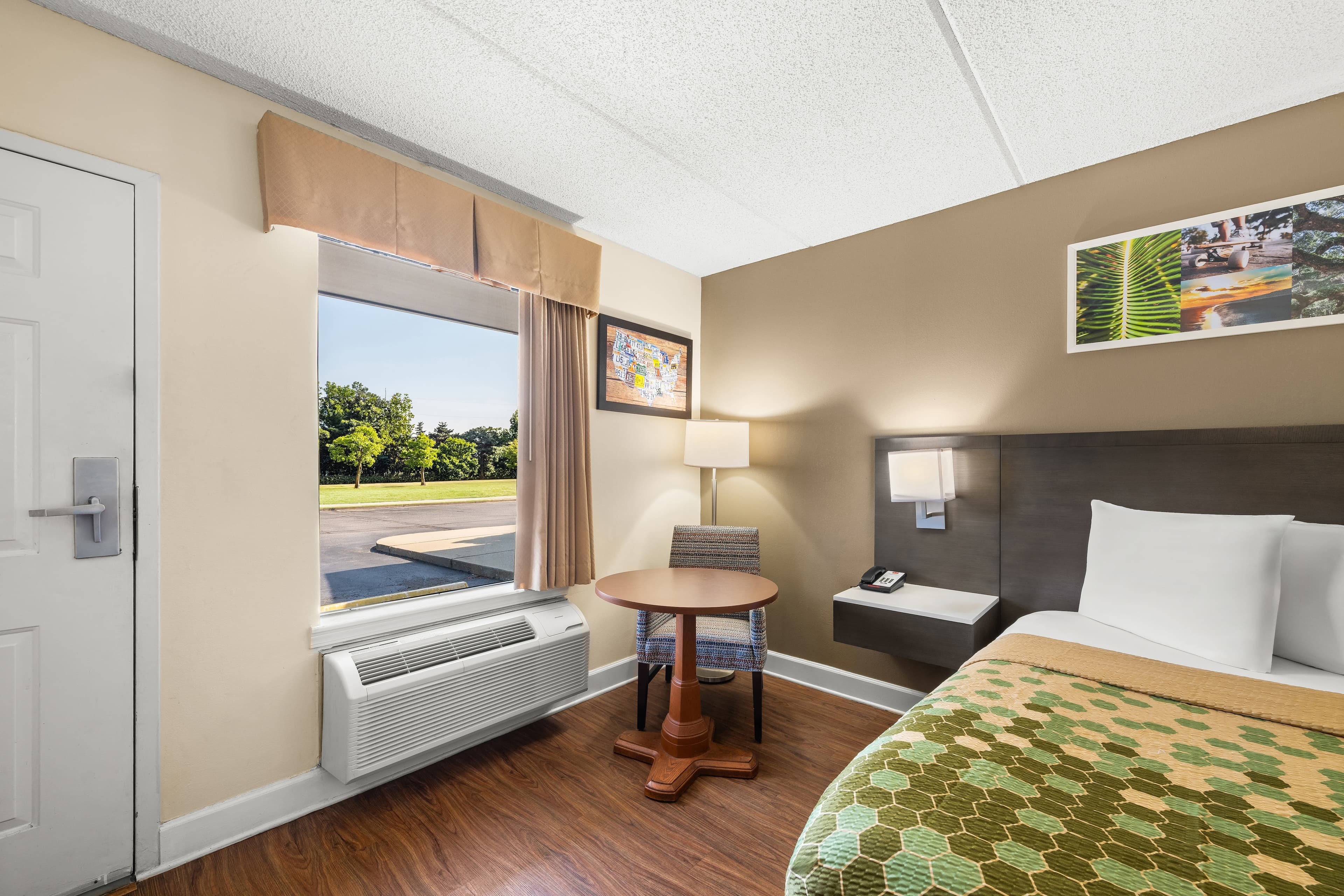 Econo Lodge Inn & Suites Lugoff — 3