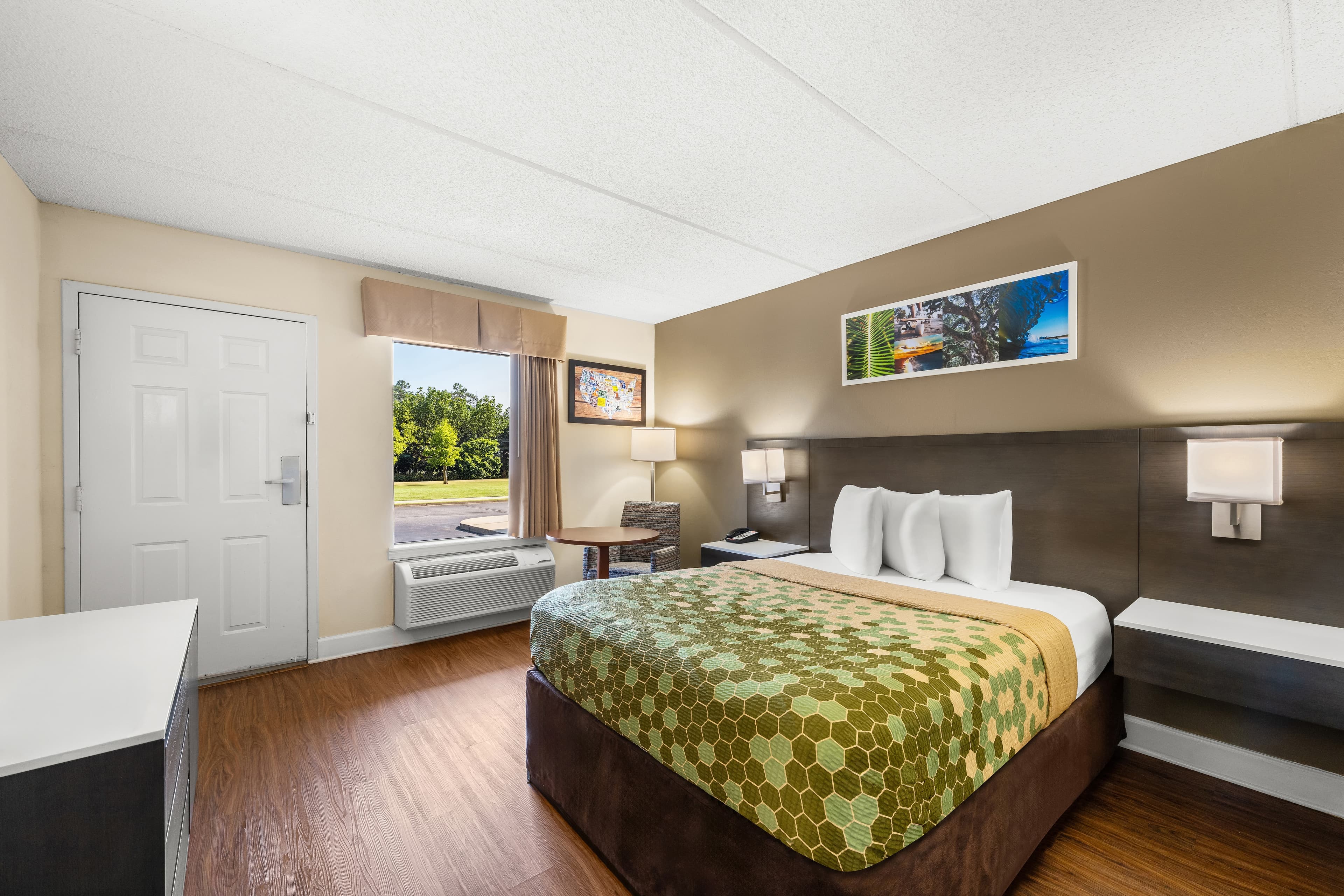 Econo Lodge Inn & Suites Lugoff — 4