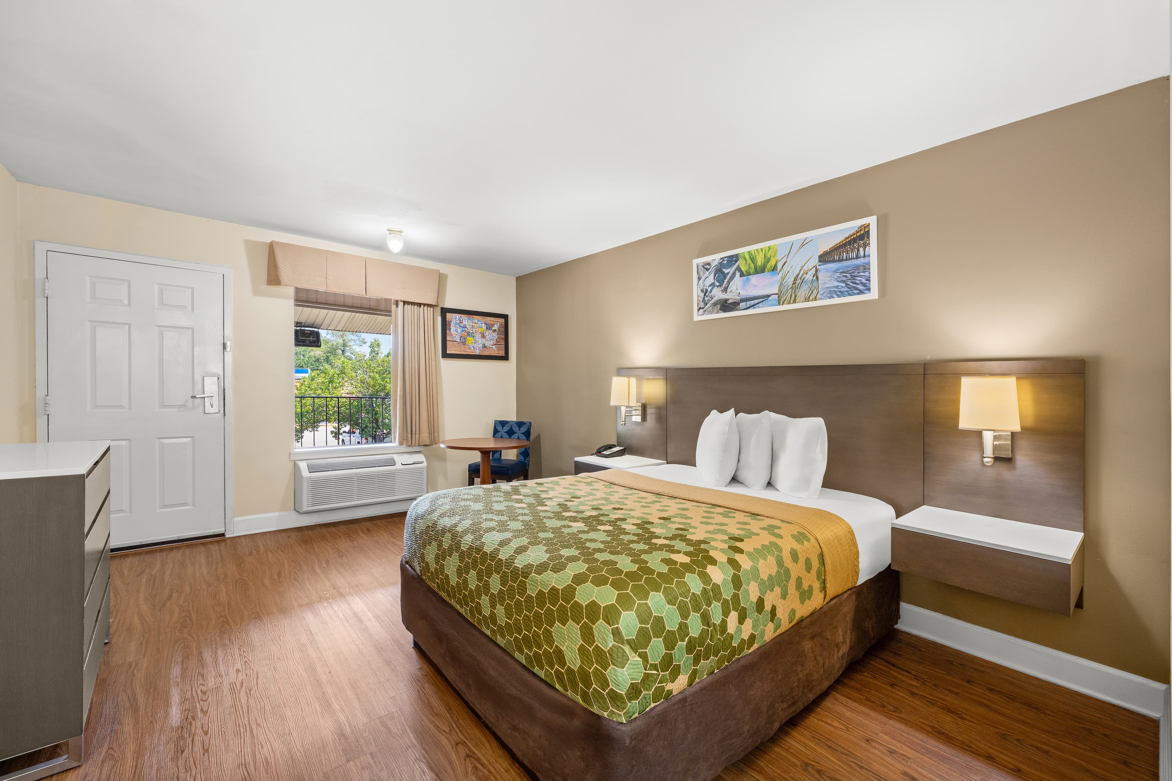 Econo Lodge Inn & Suites Lugoff — 5
