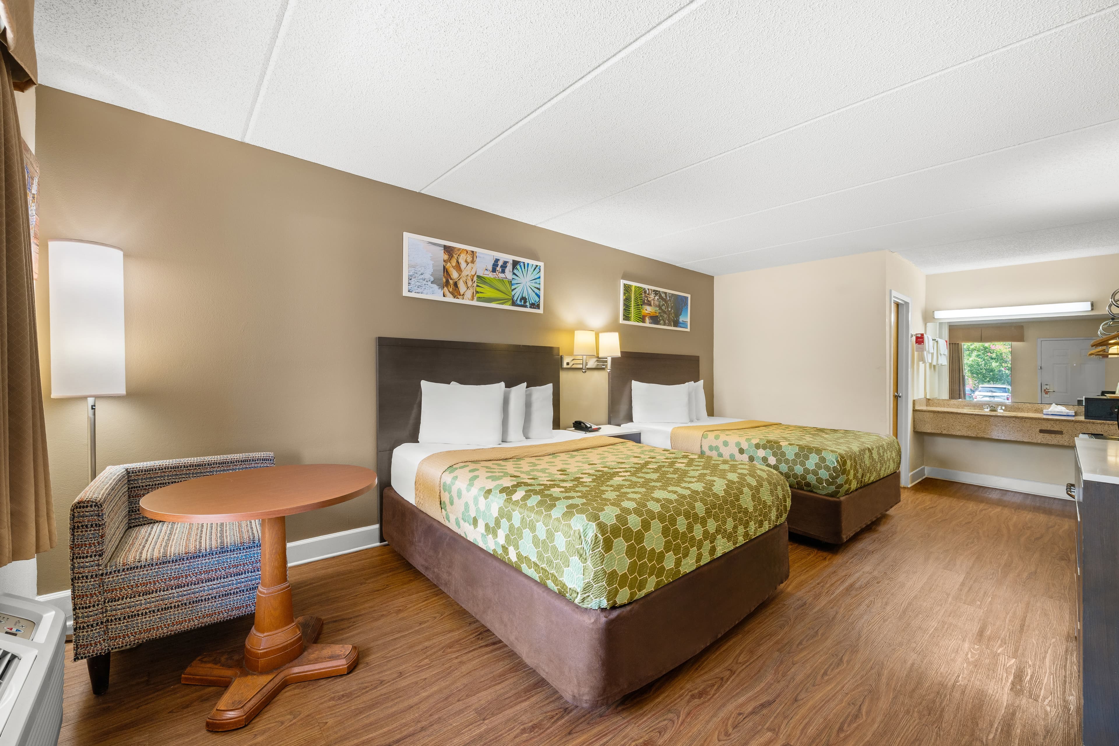 Econo Lodge Inn & Suites Lugoff — 8
