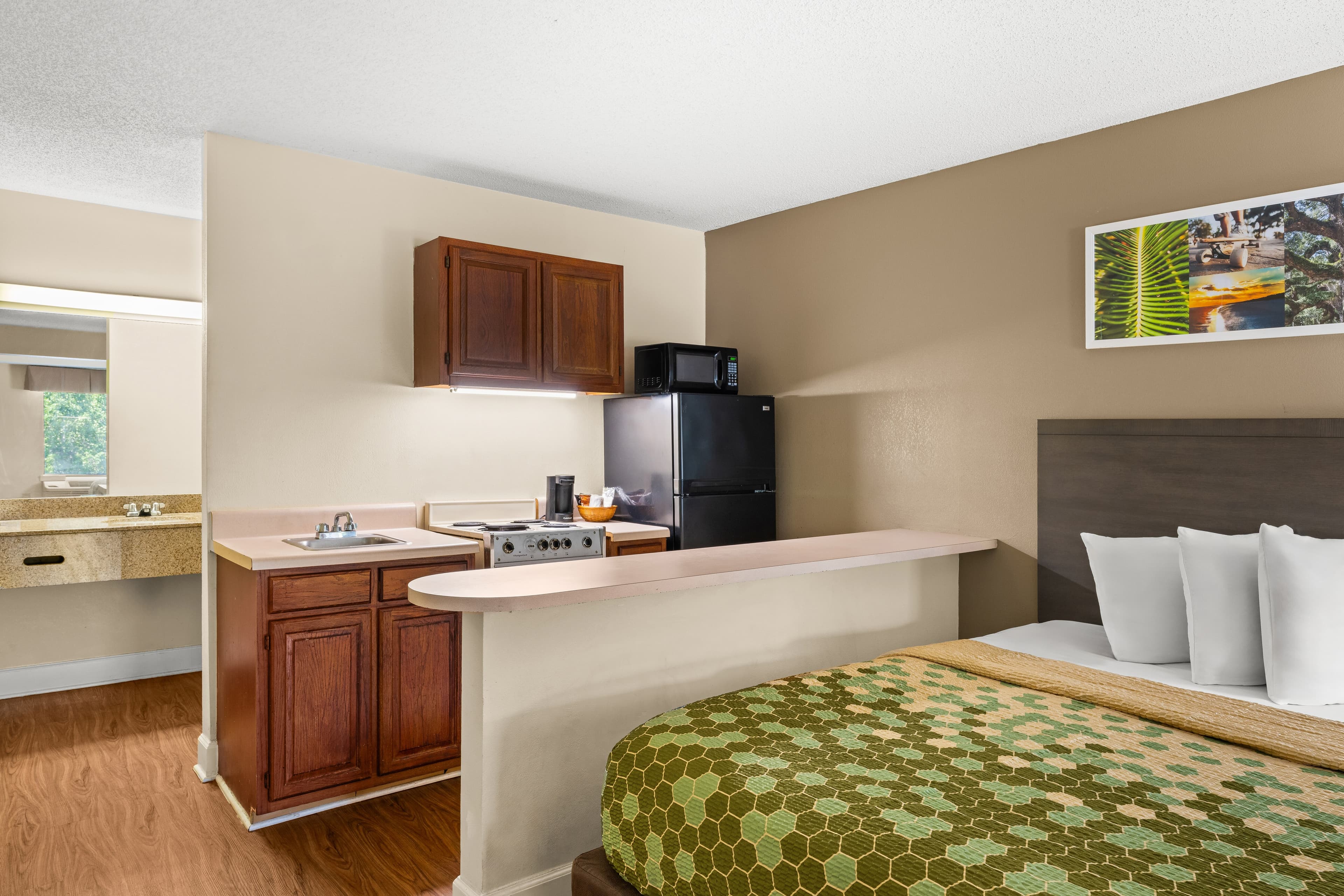 Econo Lodge Inn & Suites Lugoff — 16