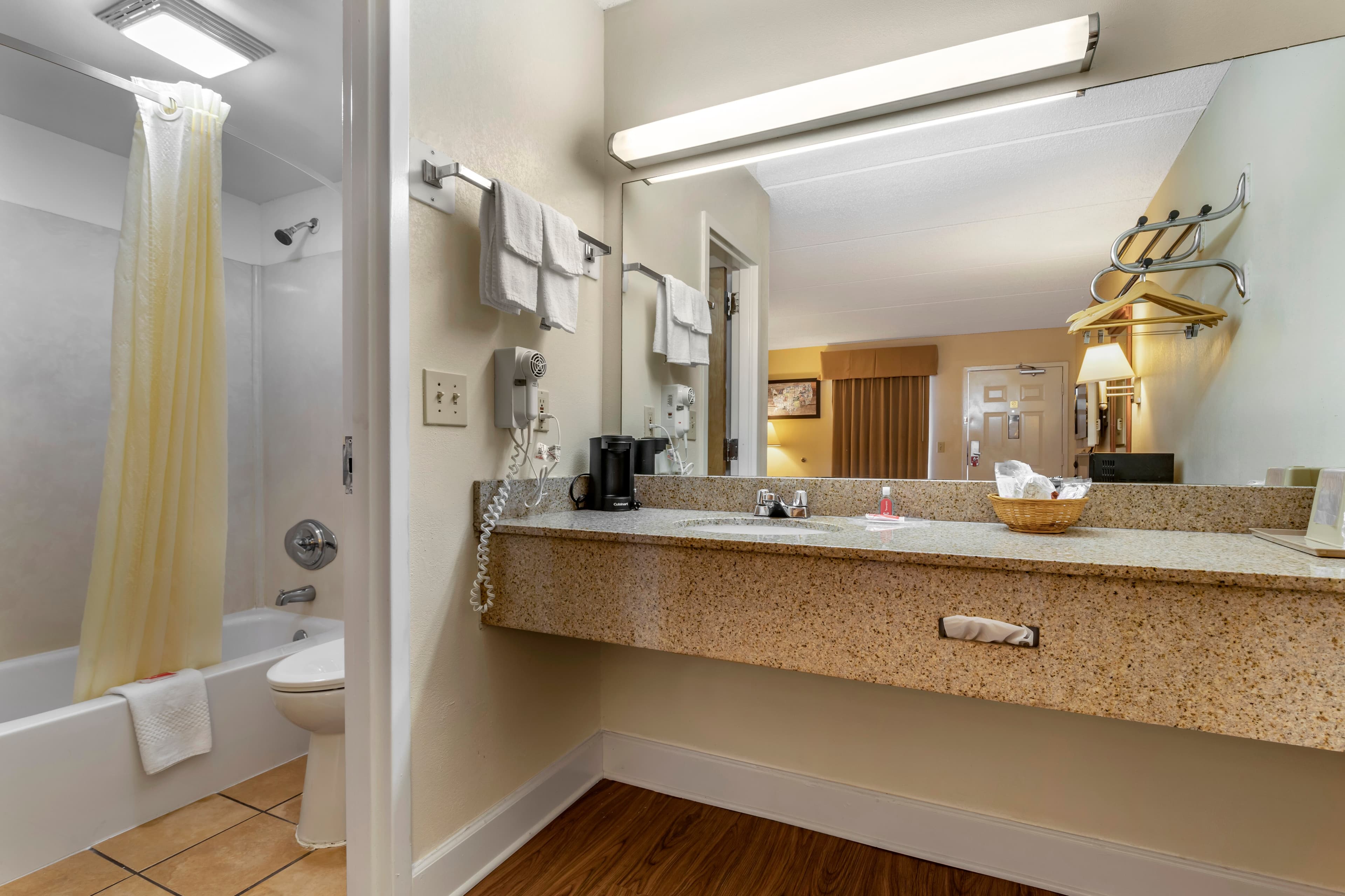 Econo Lodge Inn & Suites Lugoff — 6