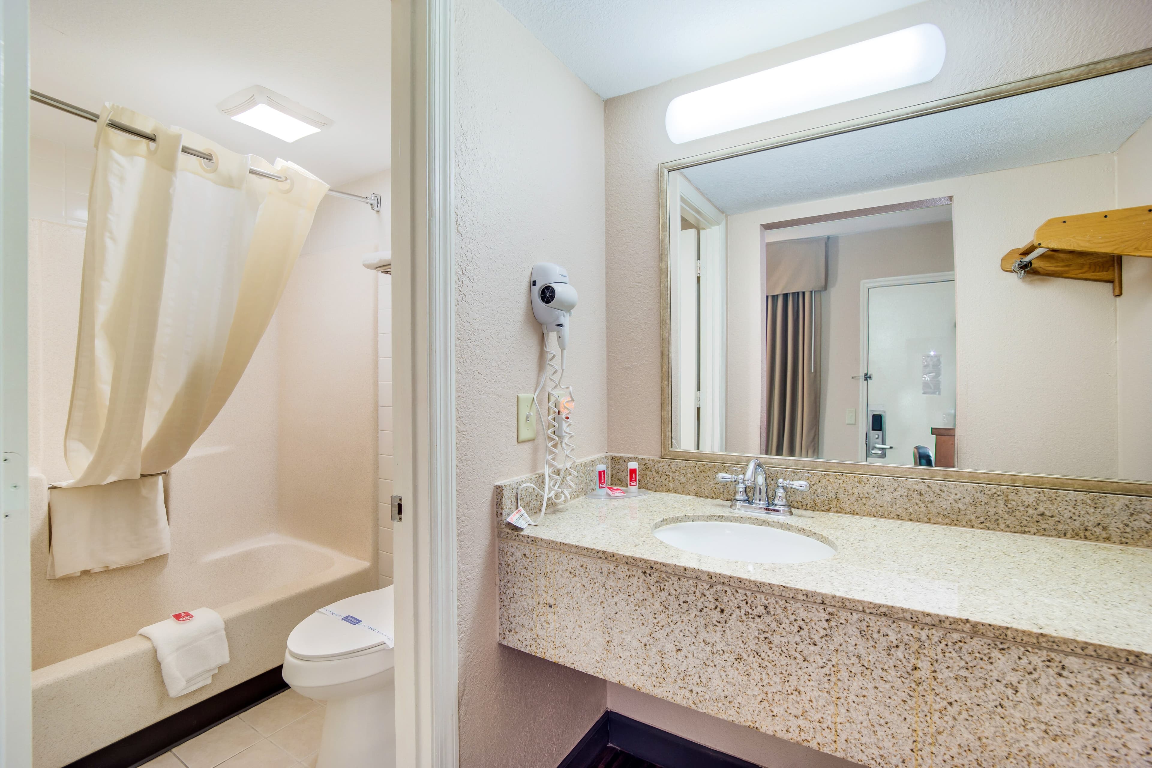 Econo Lodge Walterboro I-95 — 6