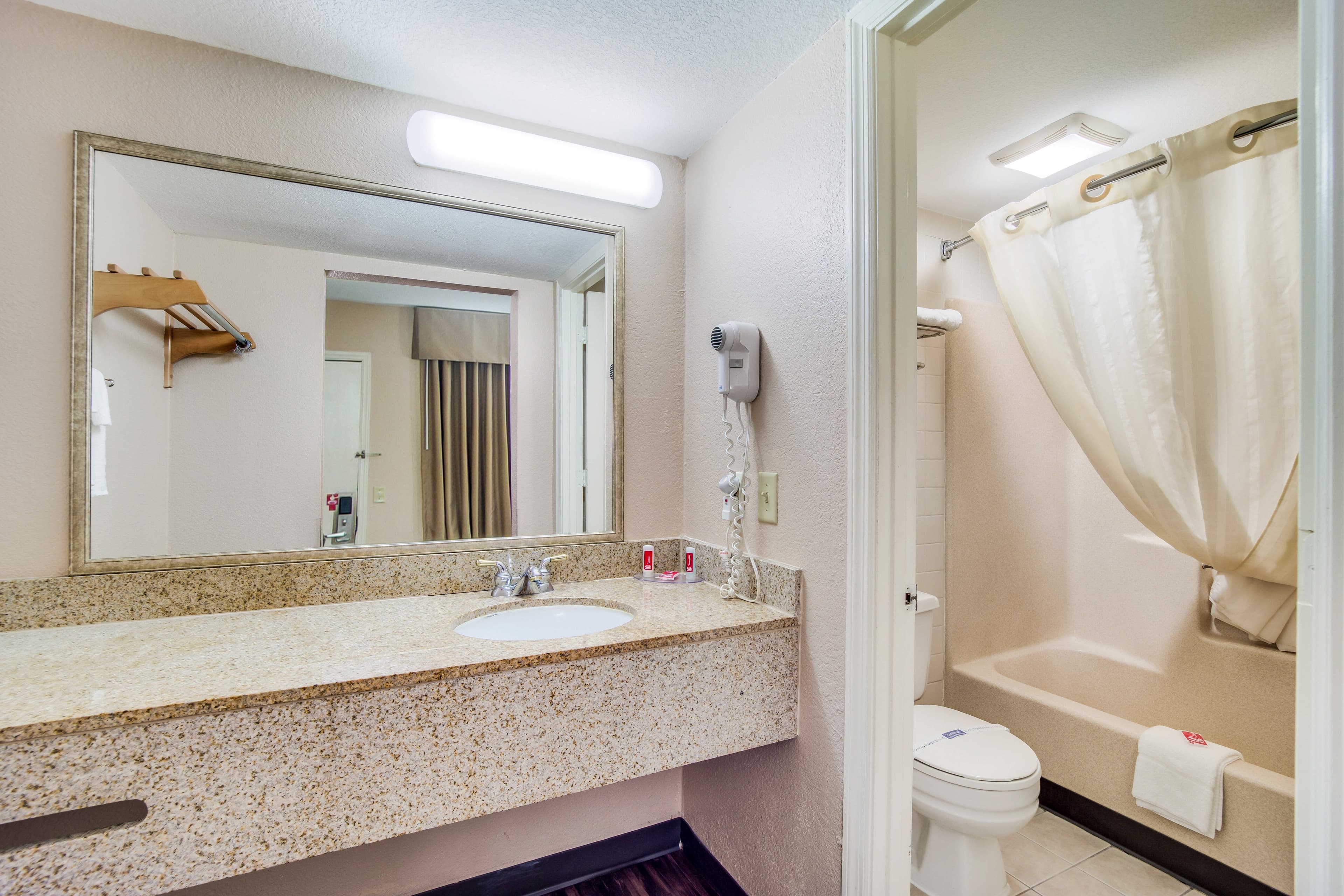 Econo Lodge Walterboro I-95 — 13