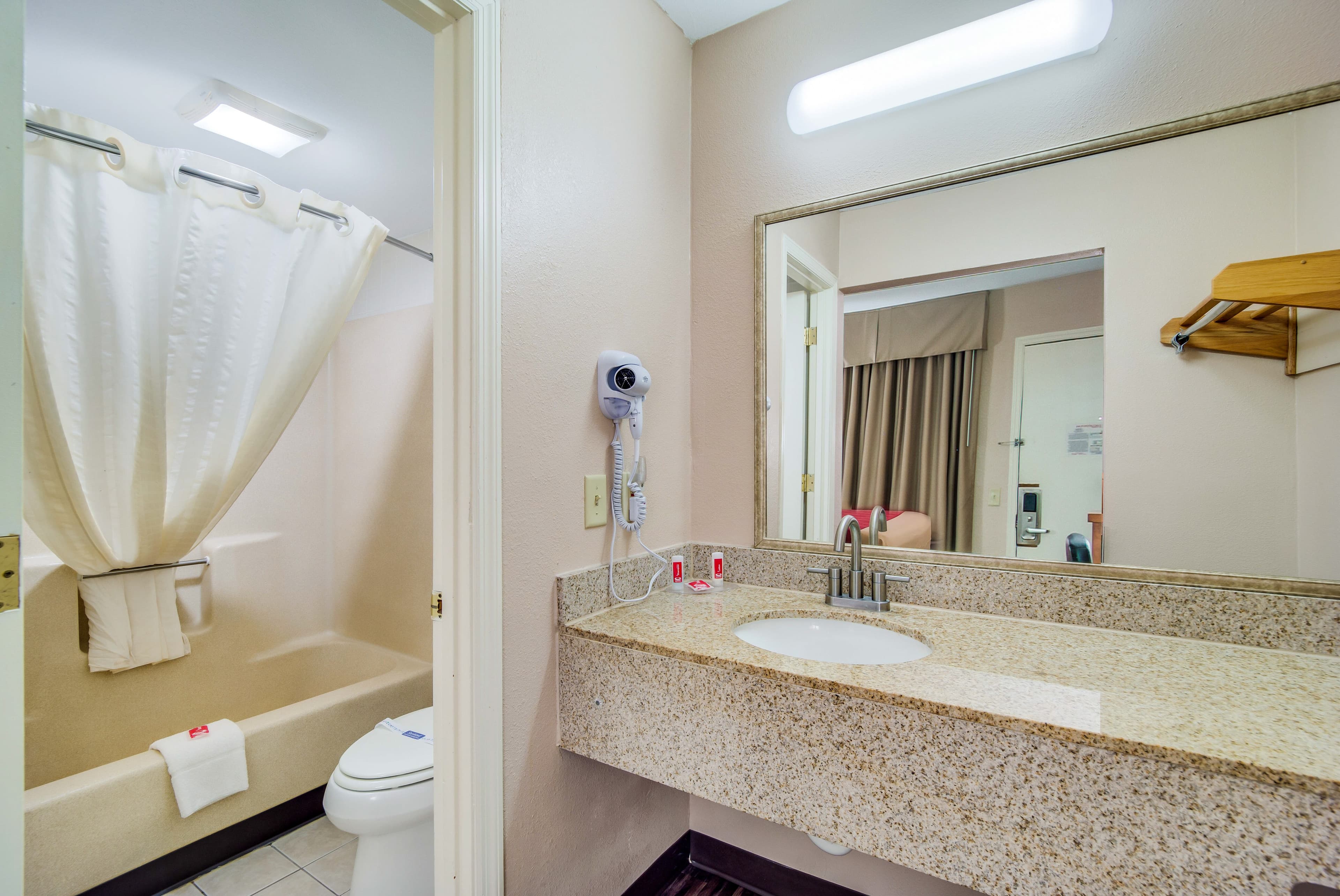 Econo Lodge Walterboro I-95 — 30