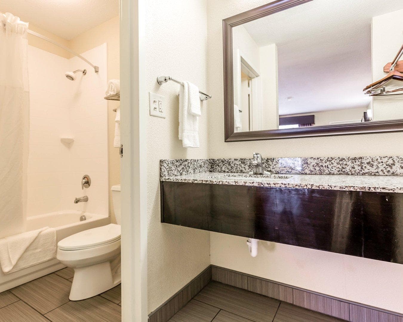 Quality Inn Mt. Pleasant - Charleston - Image 4