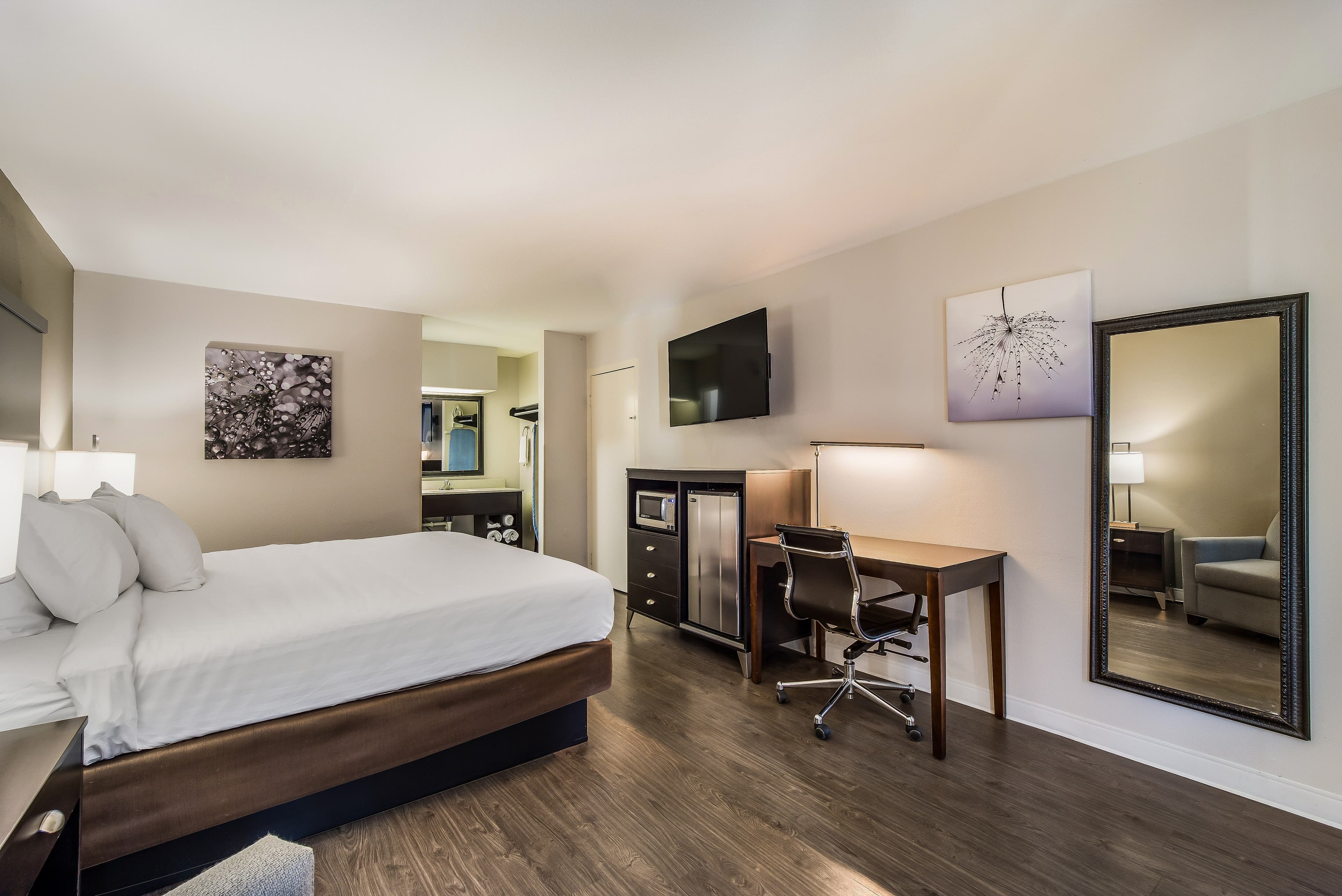 Clarion Inn & Suites Florence - Darlington - Image 4