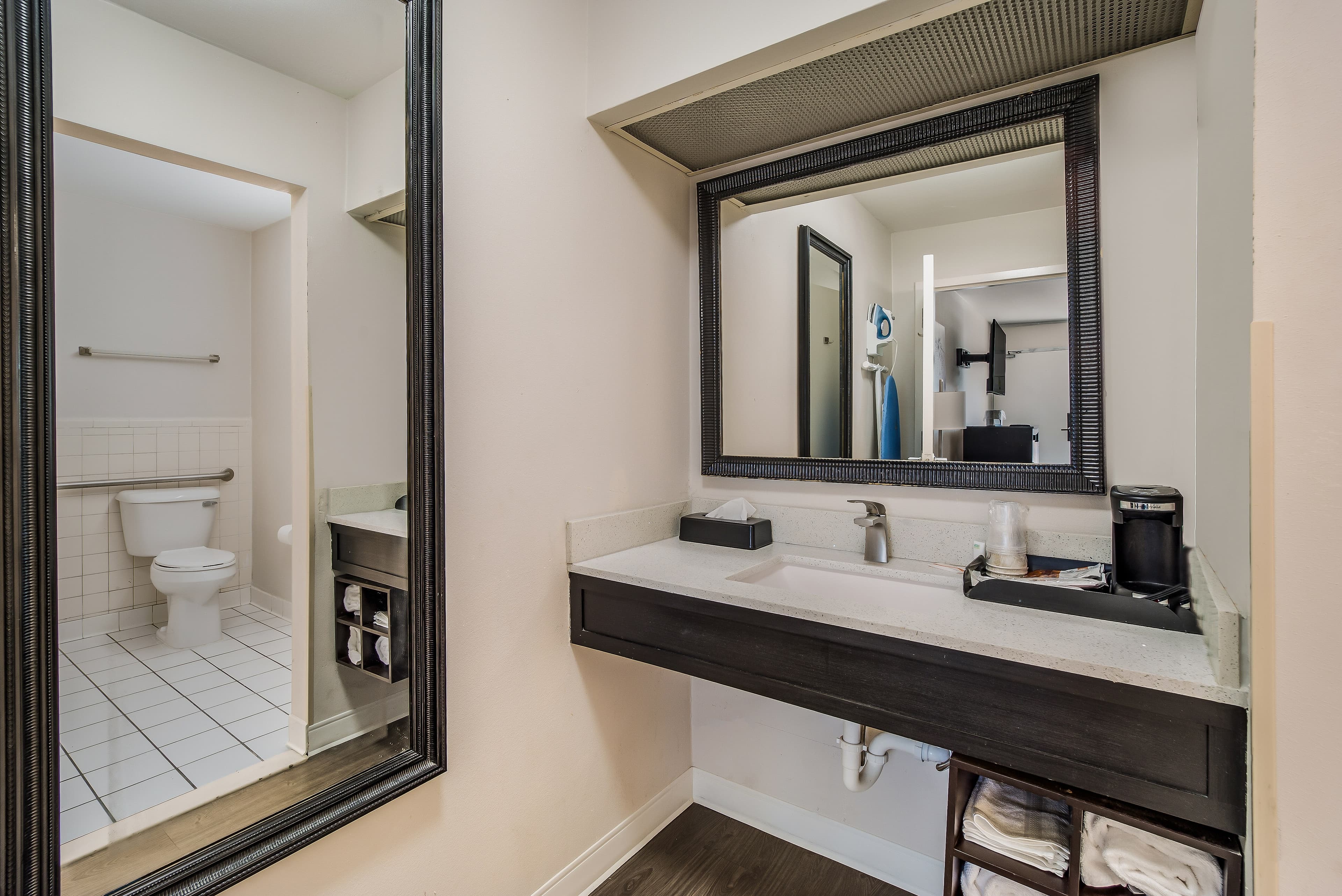 Clarion Inn & Suites Florence - Darlington - Image 2