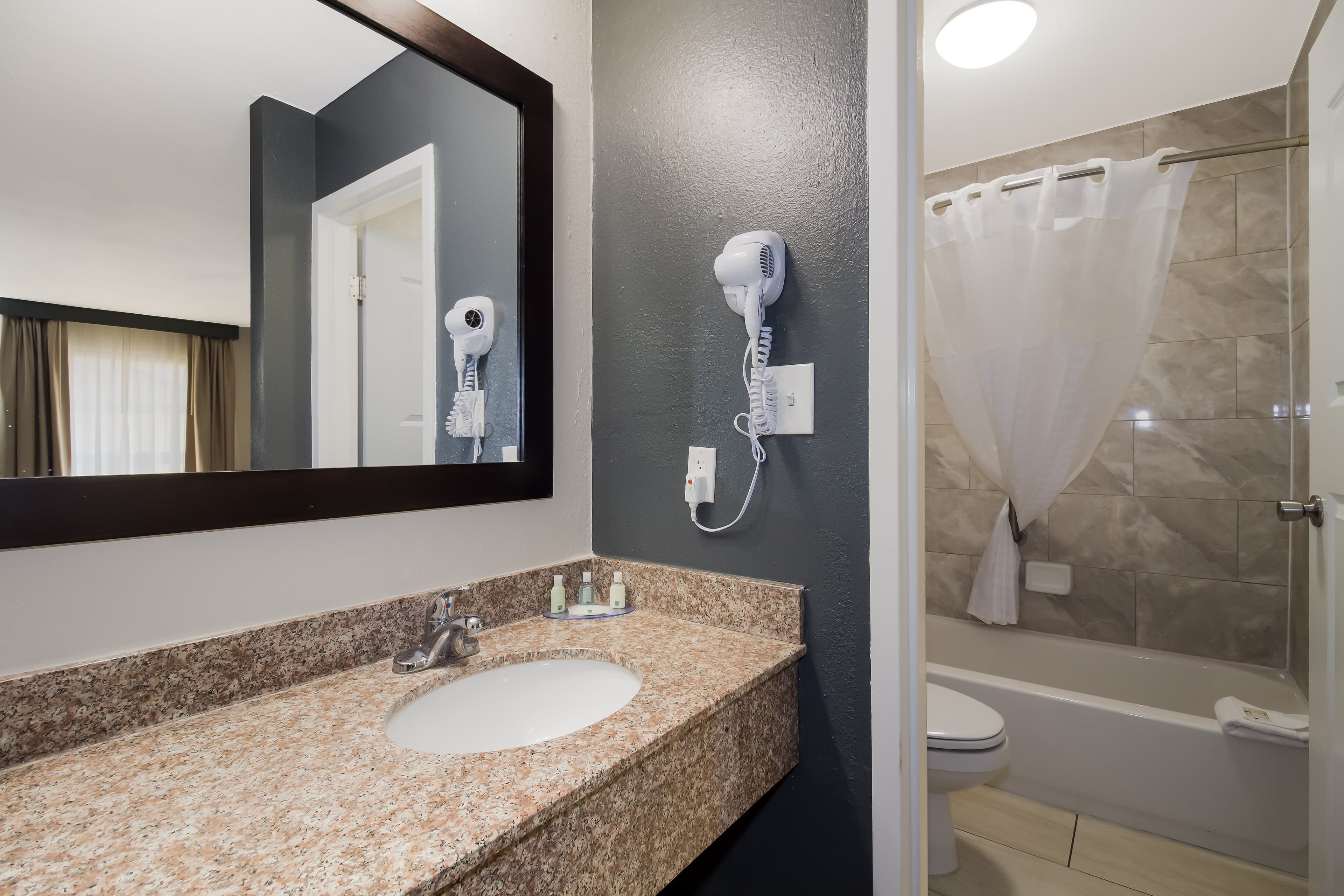 Quality Inn Coliseum - Image 5
