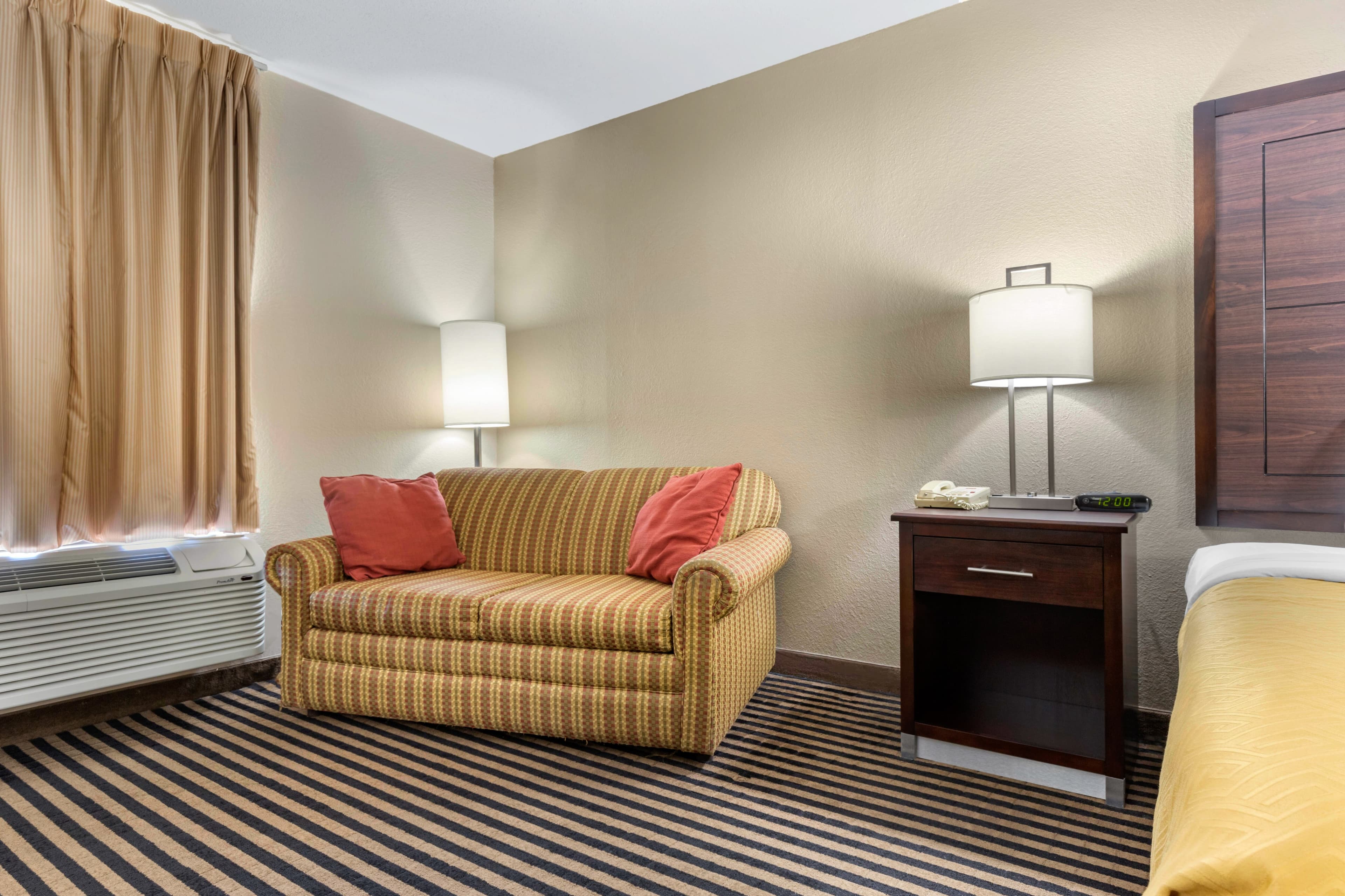 Econo Lodge Florence - Darlington - Image 3