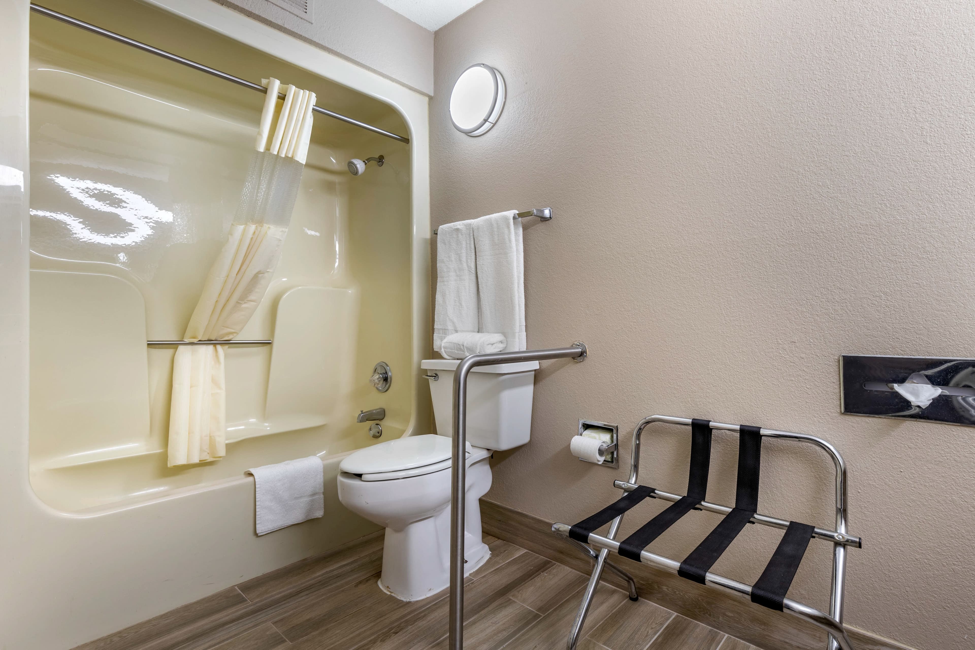 Econo Lodge Florence - Darlington — 6
