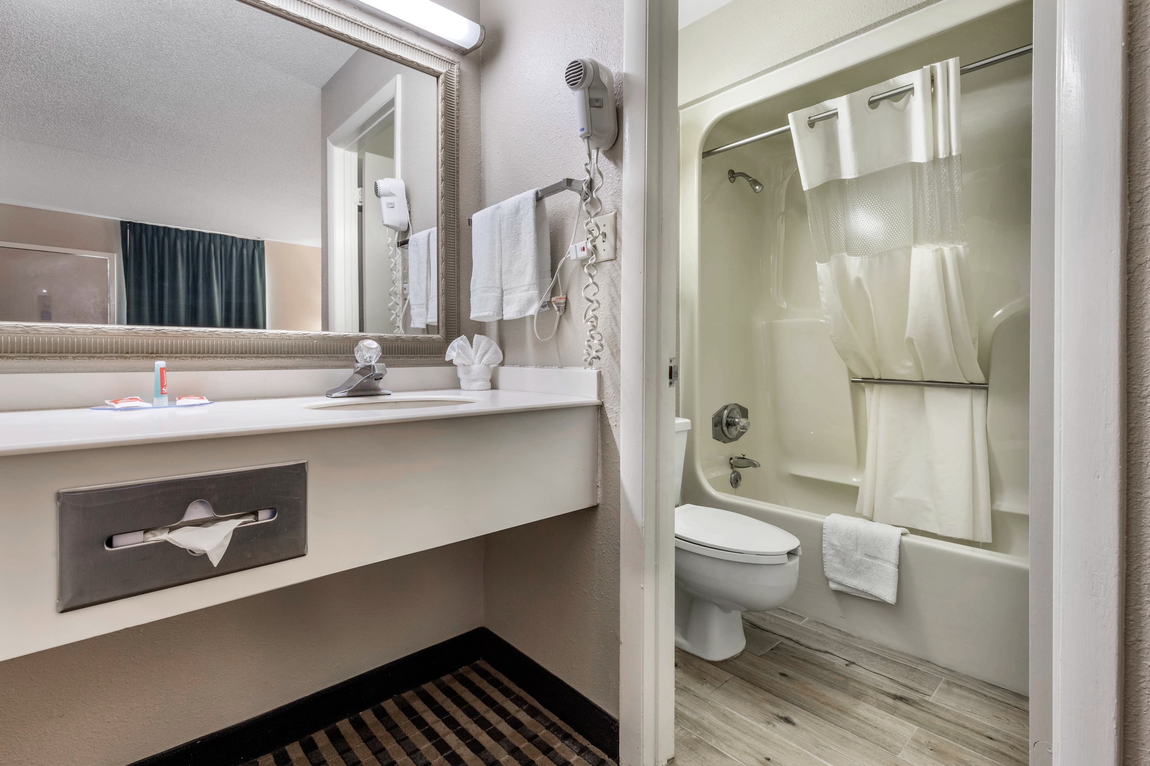 Econo Lodge Florence - Darlington — 16