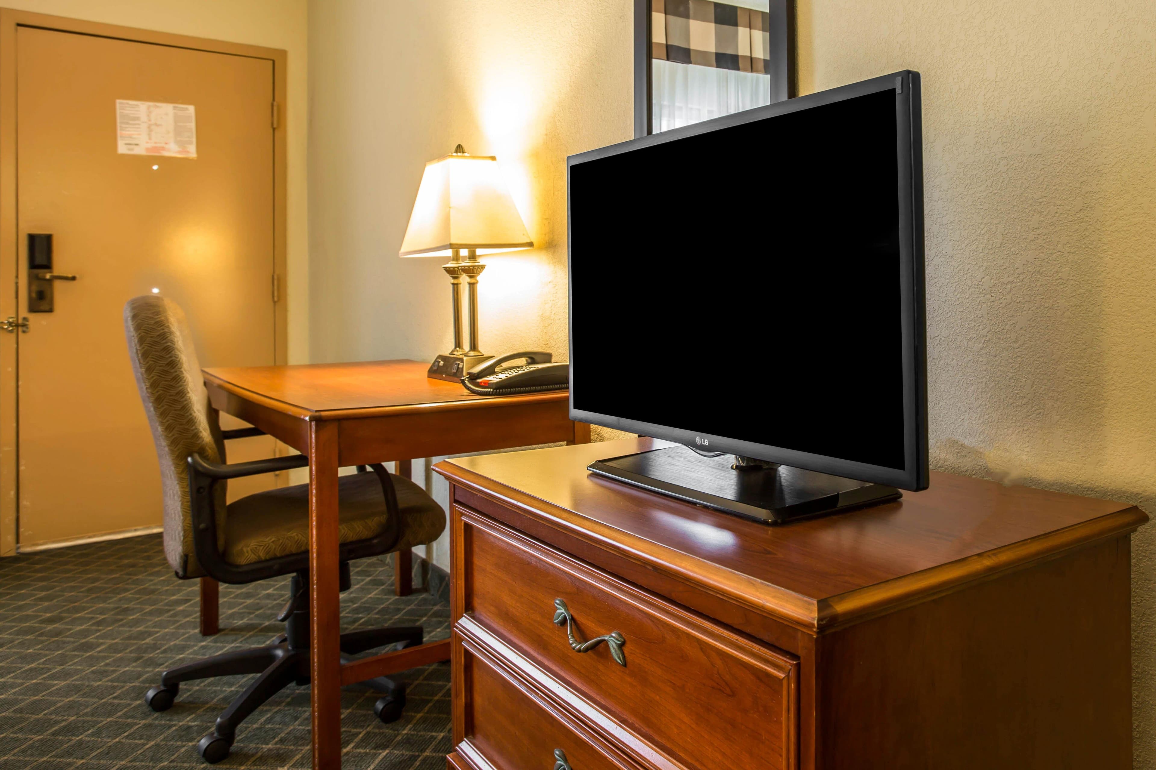 Clarion Inn & Suites Aiken South - Image 4