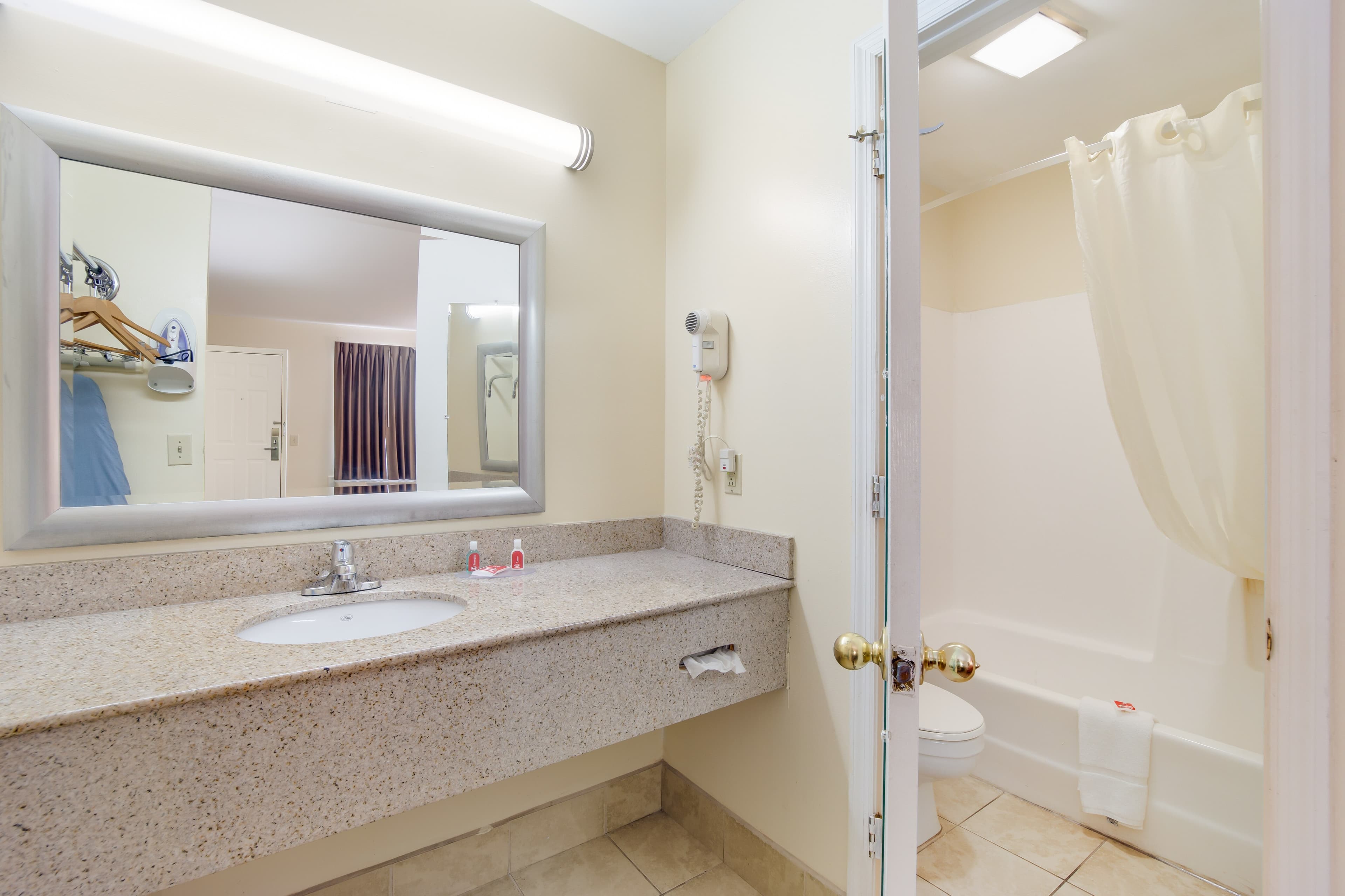 Econo Lodge Santee — 9