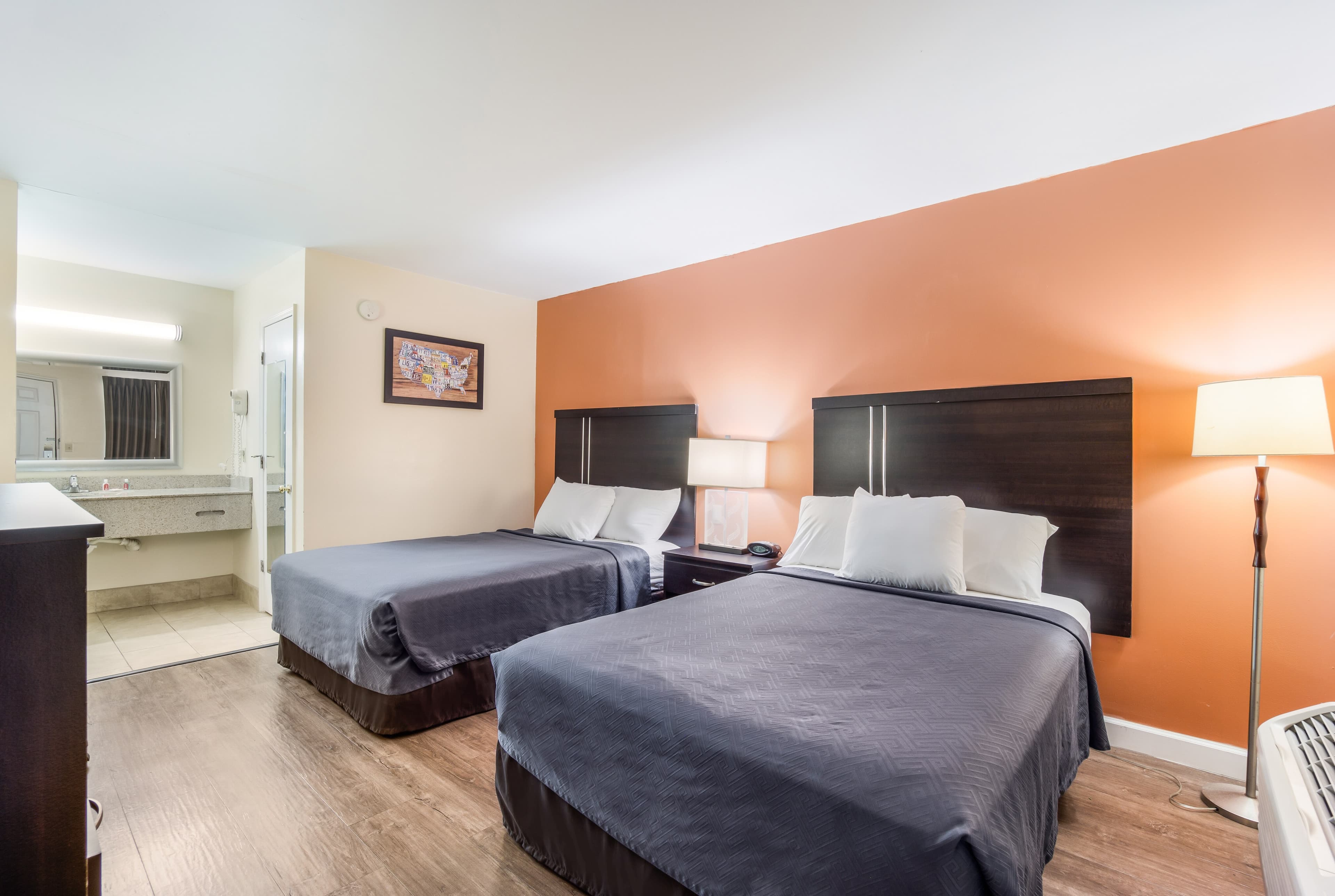 Econo Lodge Santee - Image 2