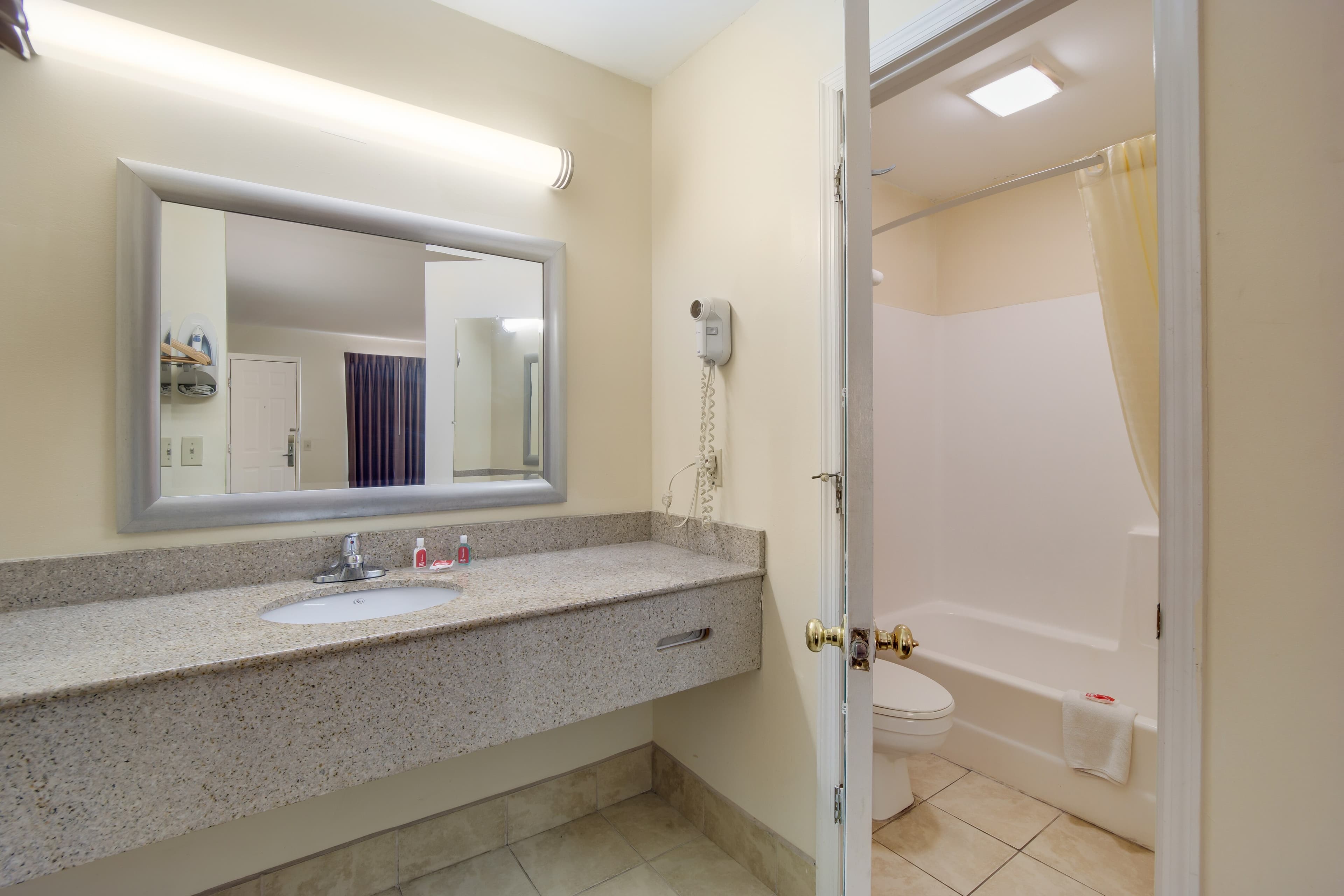Econo Lodge Santee - Image 5
