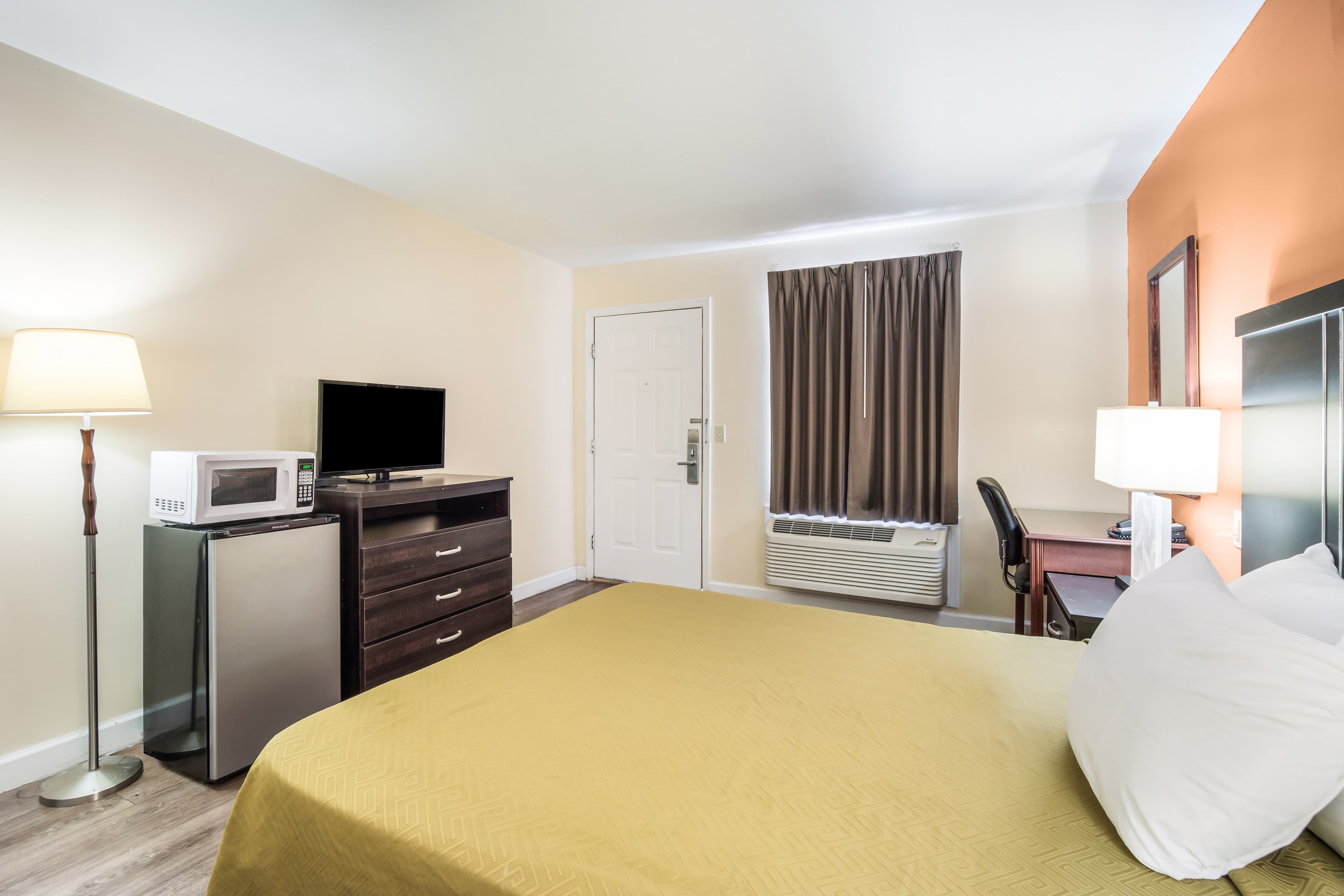 Econo Lodge Santee — 16