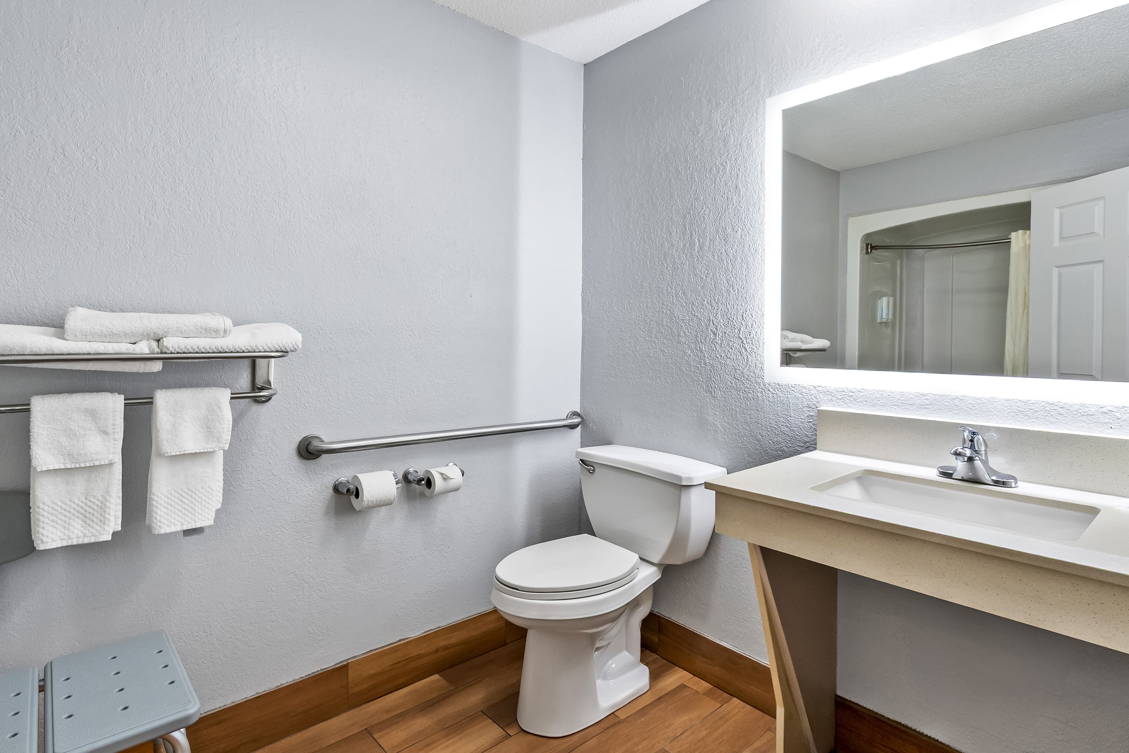 Econo Lodge Inn & Suites Cayce I-26 Airport - Image 4