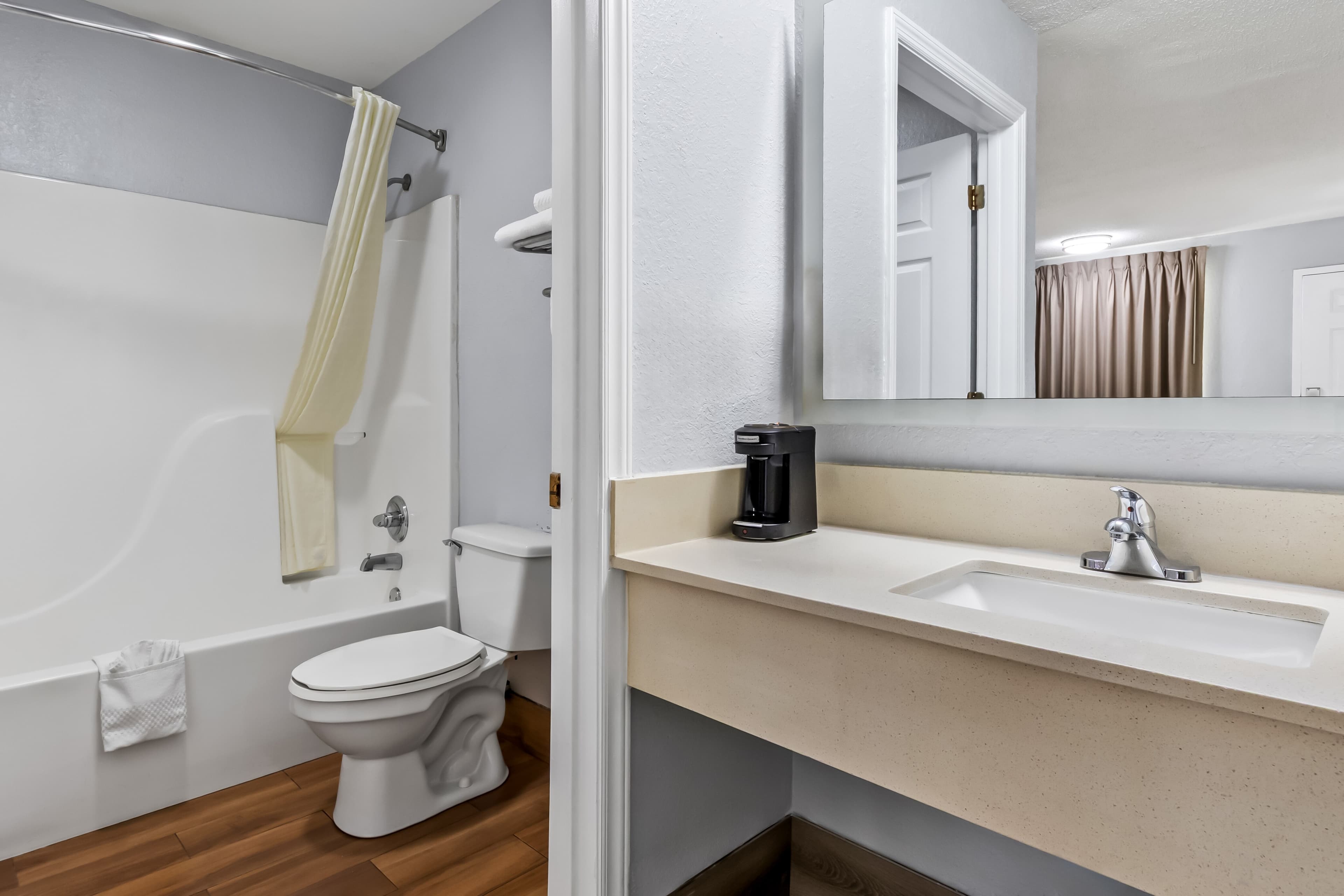 Econo Lodge Inn & Suites Cayce I-26 Airport — 13