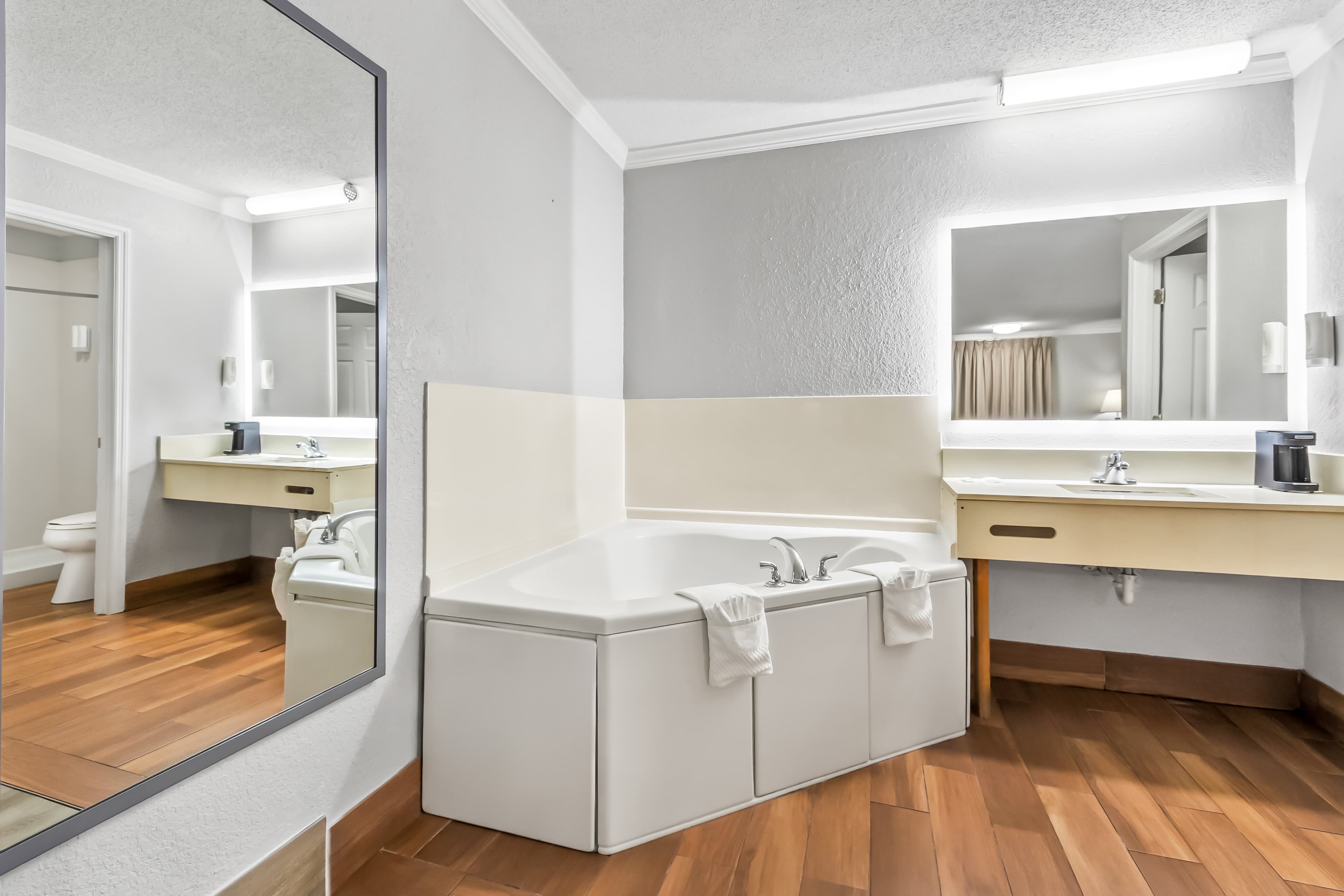 Econo Lodge Inn & Suites Cayce I-26 Airport — 47